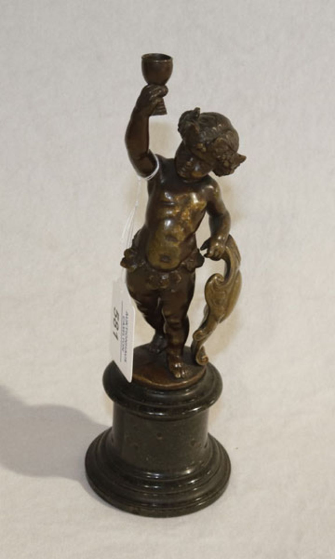 Bronze Figurenskulptur 'Putto mit Weinkelch und Wappenschild', auf Steinsockel, H 23 cm, D 8 cm,