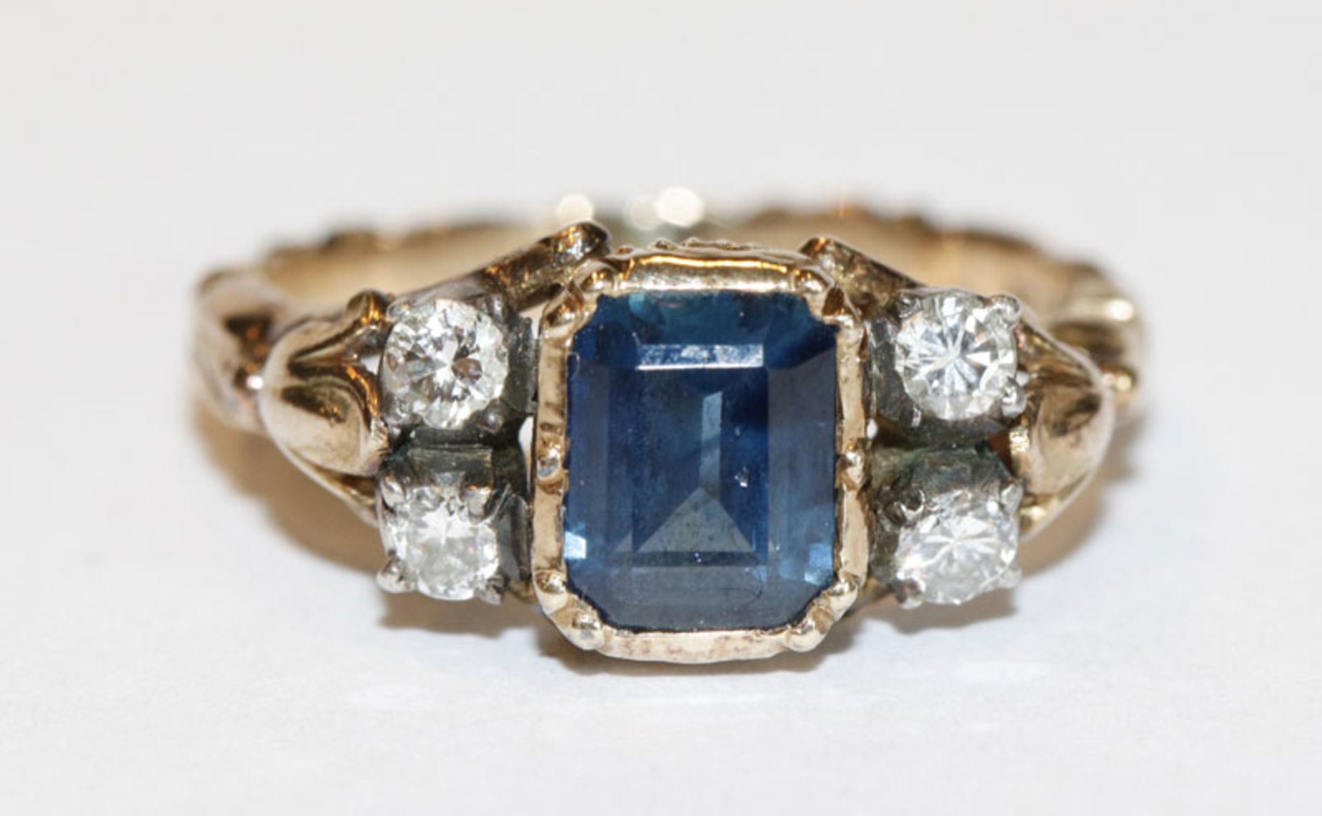 14 k Gelbgold/Silber Ring mit Burma Safir, 1,1 ct. und 4 Diamanten, zus. 0,30 ct., Gr. 55, schöne,