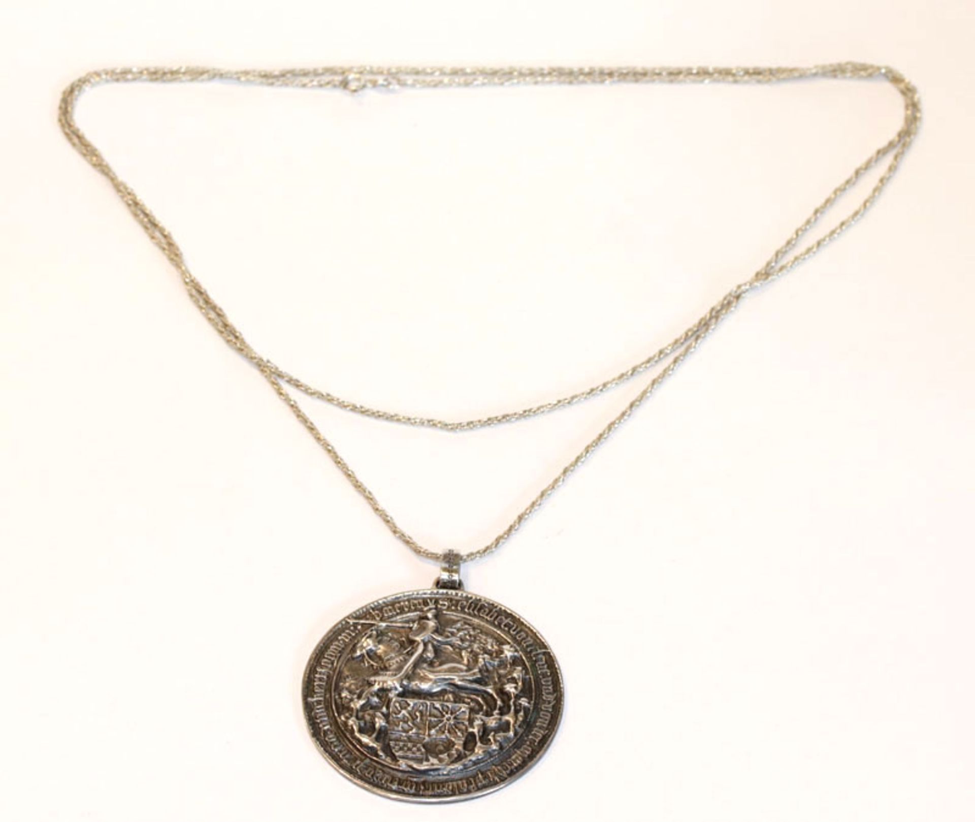 Silberkette, L 100 cm mit rundem Anhänger, reliefiertem Ritter zu Pferd und Wappendekor, D 5 cm