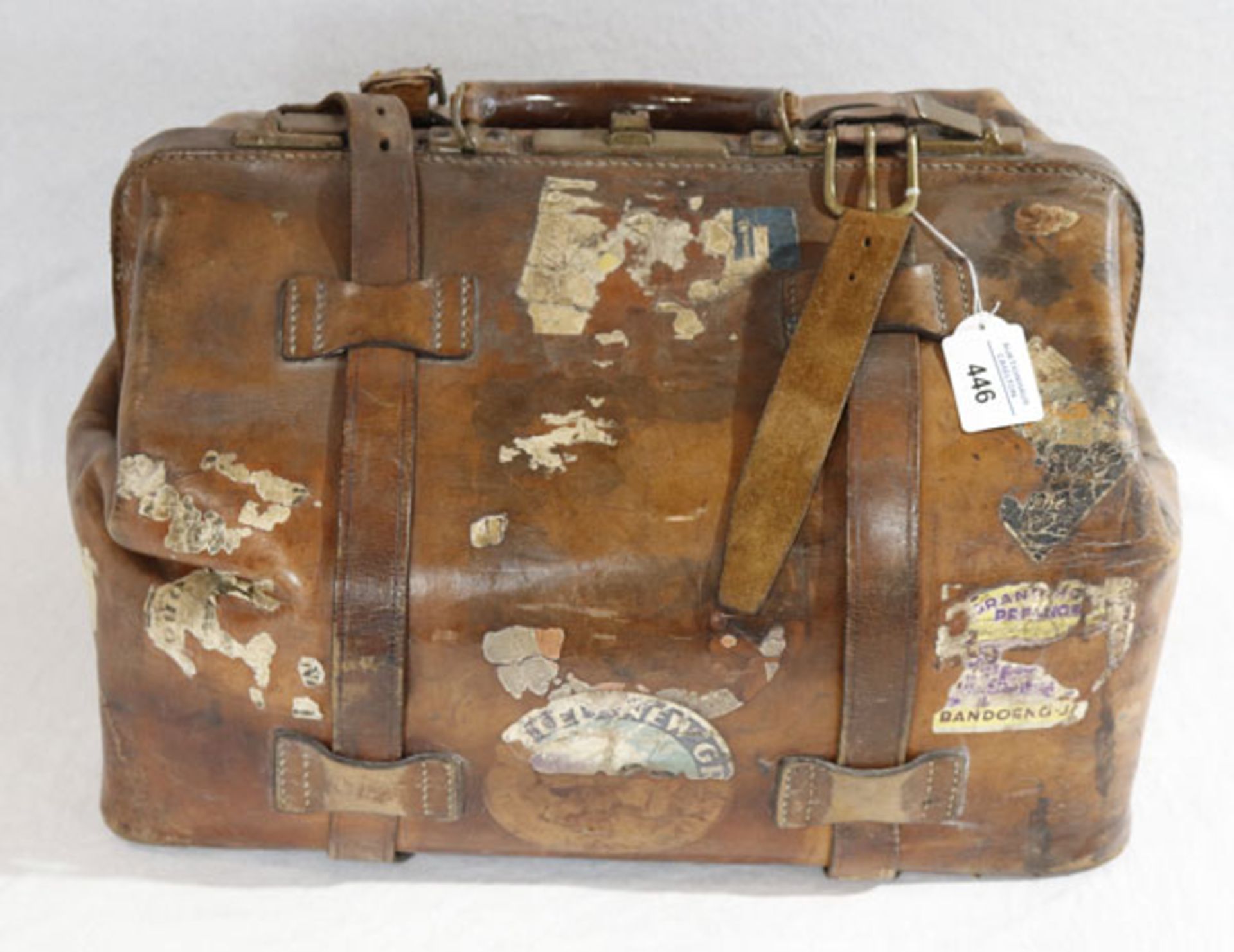 Leder Reisetasche mit diversen Aufklebern, H 30 cm, B 51 cm, T 36 cm, starke Gebrauchs- und