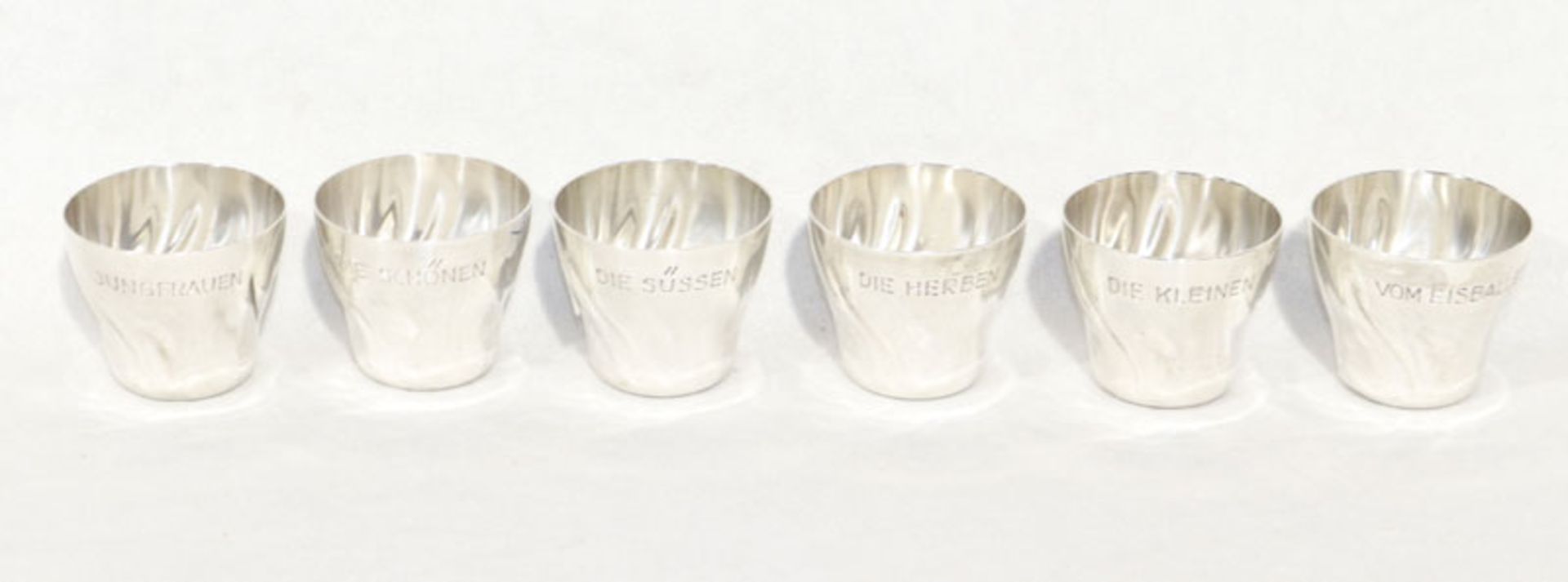 6 Silber Becher mit verschiedenen Gravuren des Eisballets von Ernst Baier, 835 Silber, 152 gr., H