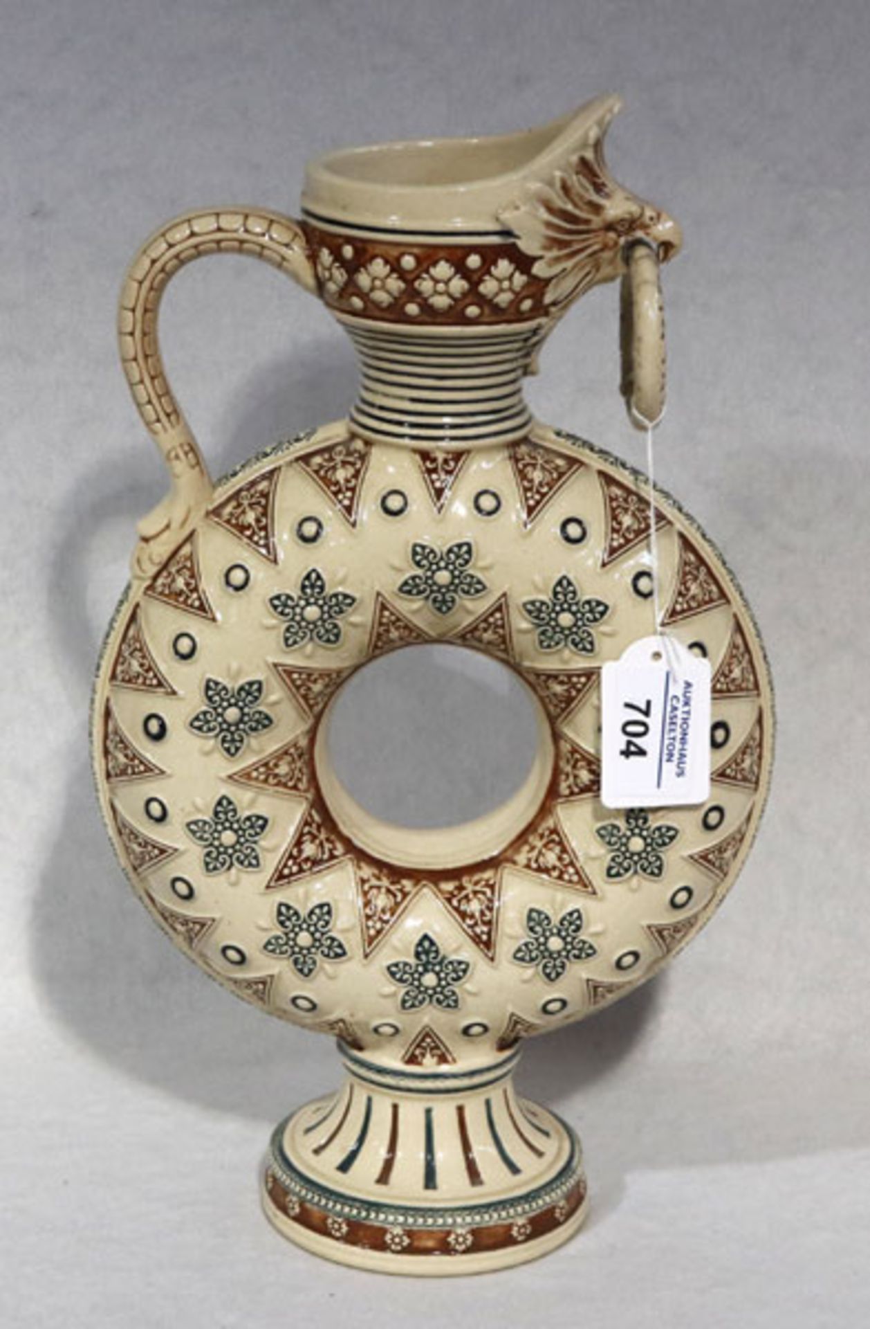 Keramikkanne mit rundem Korpus, Reliefdekor, beige/braun/grün glasiert, H 33 cm, B 20 cm,