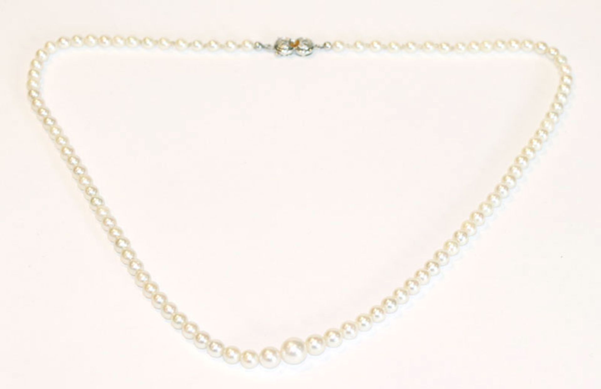 Perlenkette in Verlaufform mit 14 k Weißgold Schließe, Perle fehlt, L 46 cm