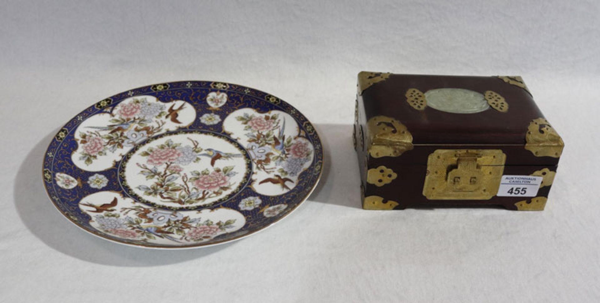 Asiatischer Teller mit Blumen- und Vogeldekor, D 26 cm, und Holz Schmuckkästchen mit Jade-Verzierung