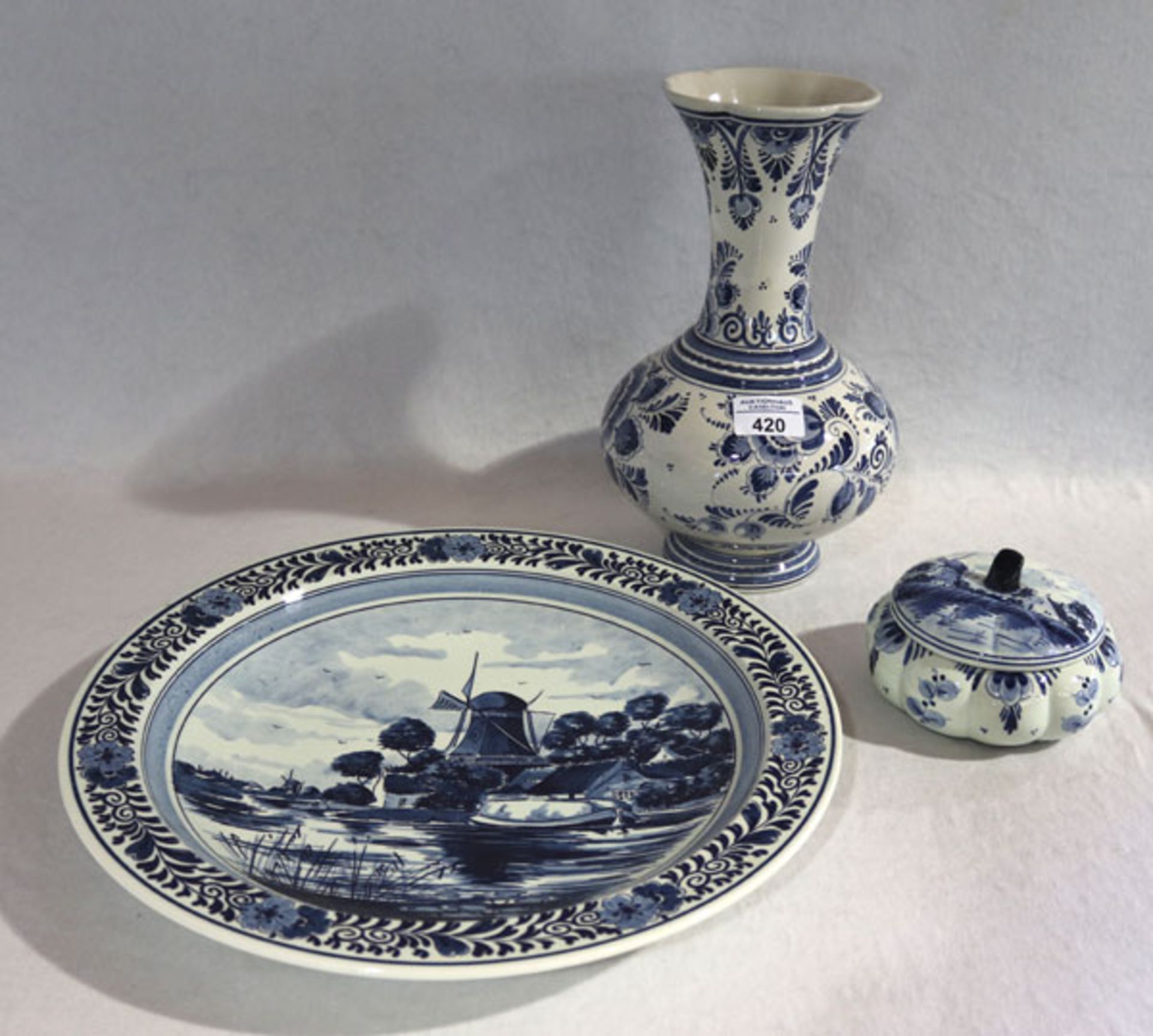 Delfter Konvolut: Vase, H 29 cm, D 18 cm, Wandteller mit Windmühlendekor, D 35 cm, und Deckeldose, H