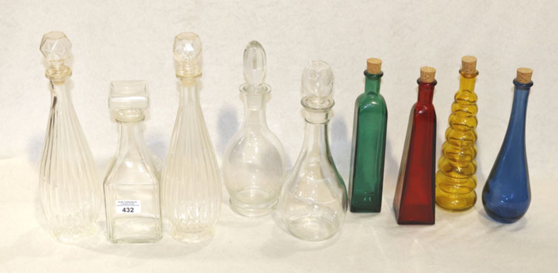 Konvolut von 10 diversen Glasflaschen, klar und bunt, H 25/34 cm, Gebrauchsspuren