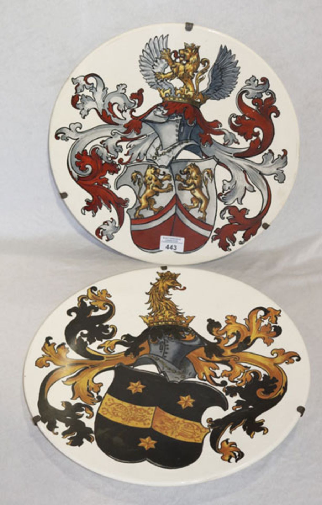 2 Keramik Wandteller mit Wappendekor, rückseitig monogrammiert FM 1904, D 37,5 cm