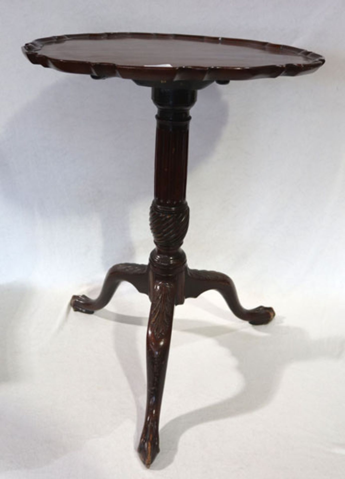 Runder Beistelltisch mit Mittelfuß auf 3 Beinen, beschnitzt, H 73 cm, D 53 cm, Gebrauchsspuren