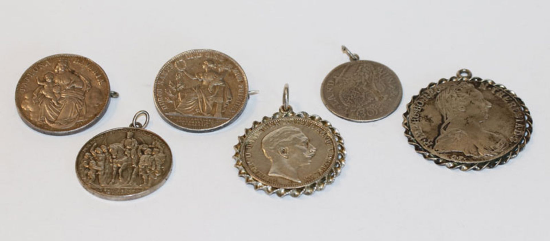 Konvolut von 4 Silber Münz-Anhängern und 2 Münzbroschen, zus. 111 gr.