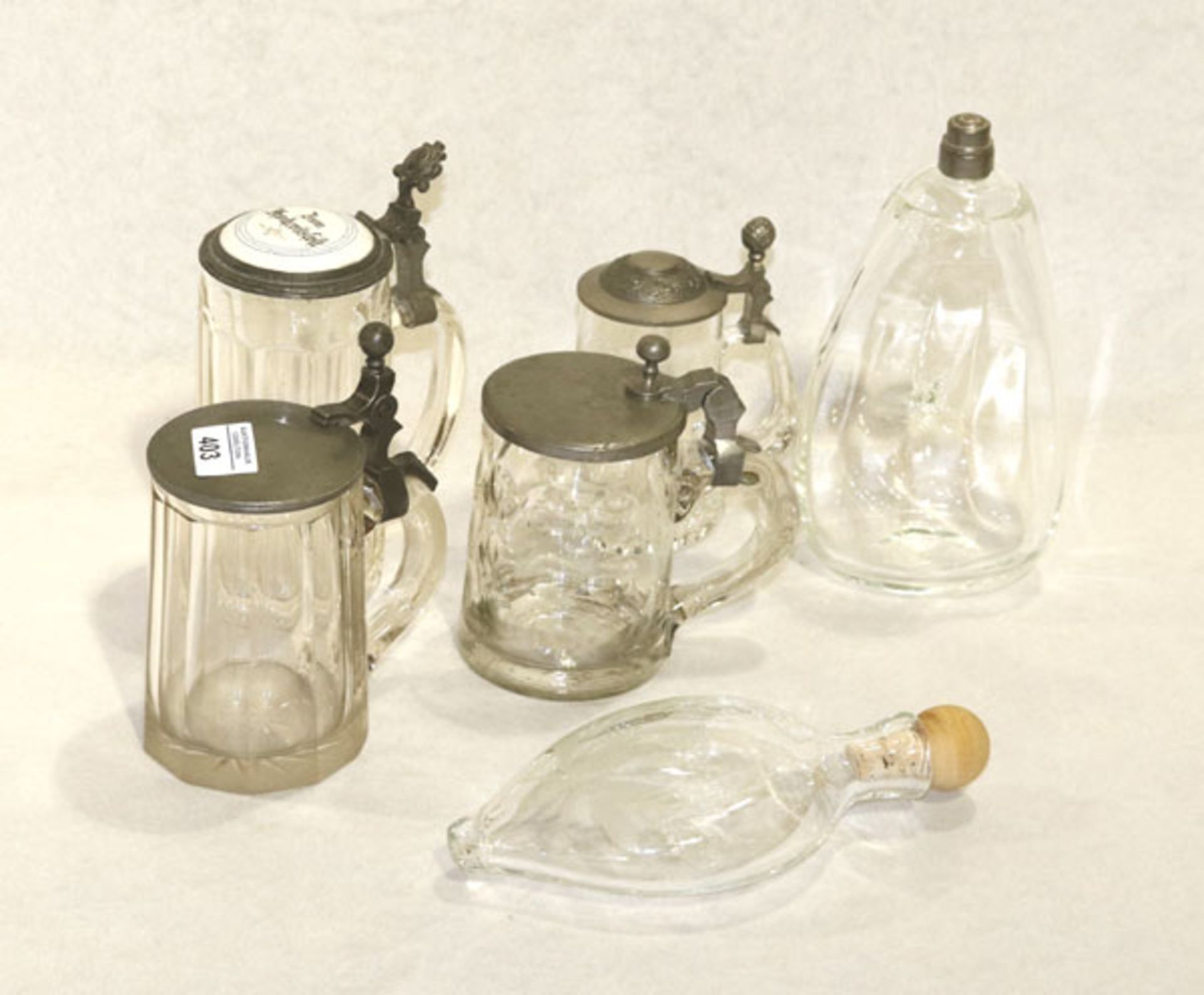 Glas-Konvolut: Nabelflasche, H 23 cm, Flasche mit Floralgravur, H 23 cm, am Boden beschädigt, und