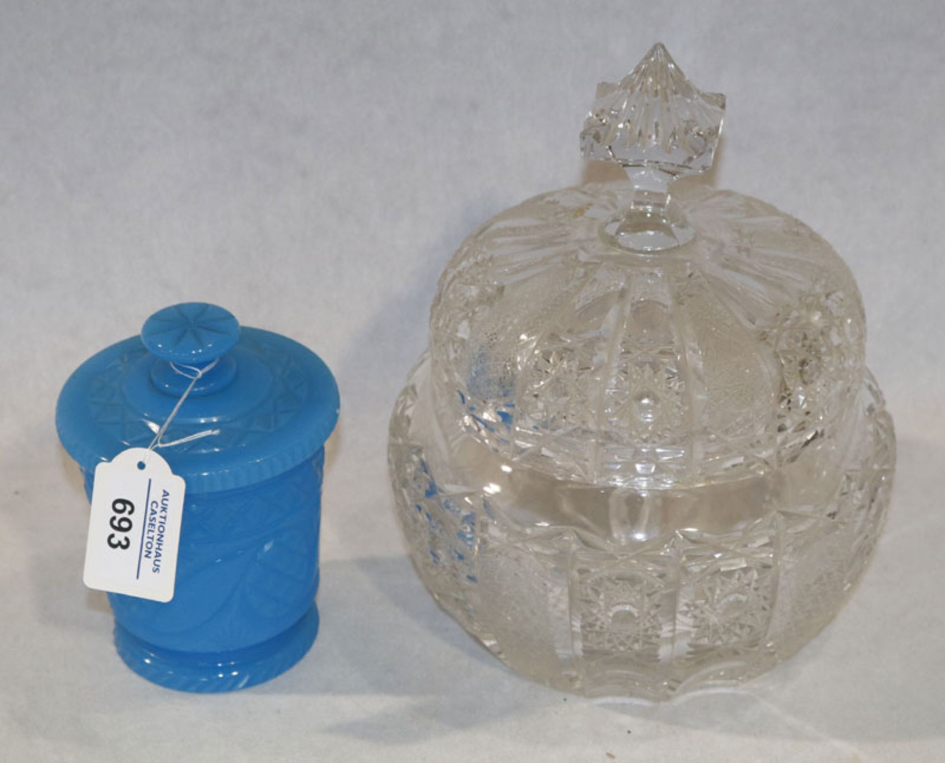 Kristallglas Deckeldose mit Schliffdekor, H 22 cm, D 19 cm, und blaue Glasdose mit Schliffdekor, H