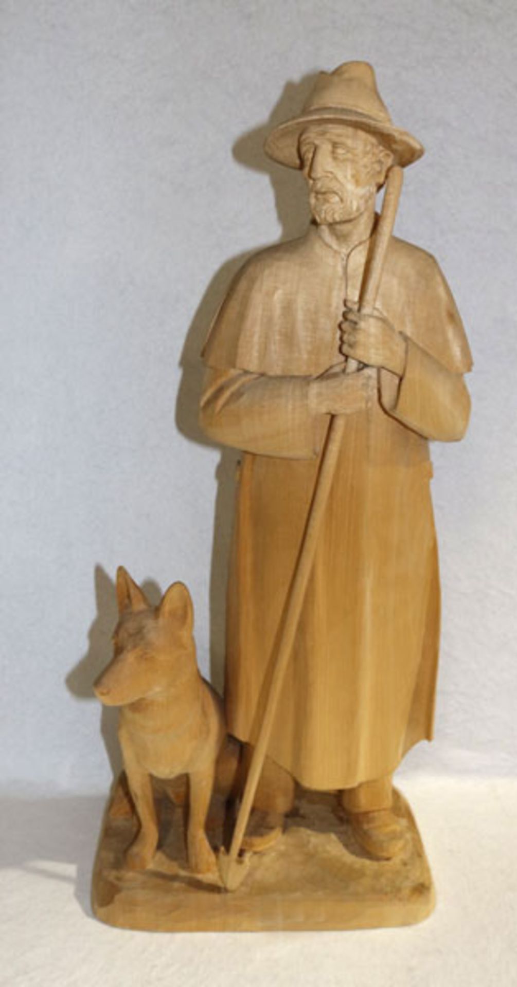 Holz Figurenskulptur 'Schäfer mit Hund', monogrammiert GH datiert 1985, schöne Handarbeit, H 67