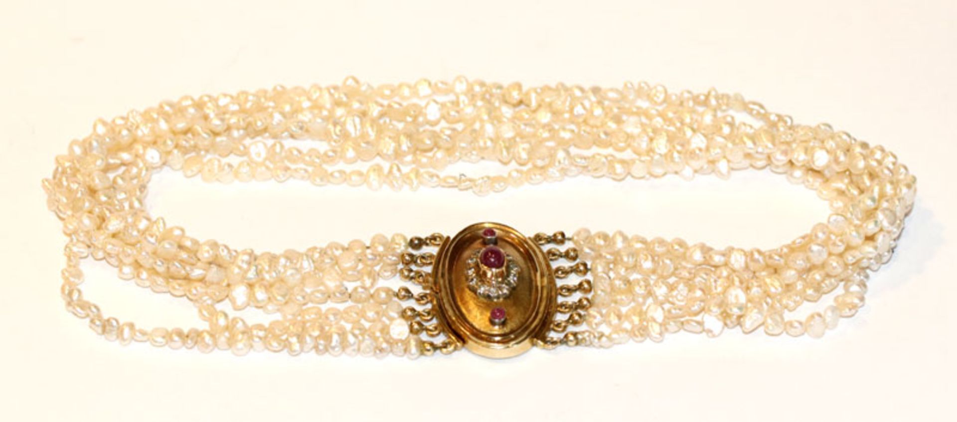 Süßwasser Perlen Kropfband, 7-reihig mit 14 k Gelbgold Schließe, besetzt mit 3 Rubinen und 12