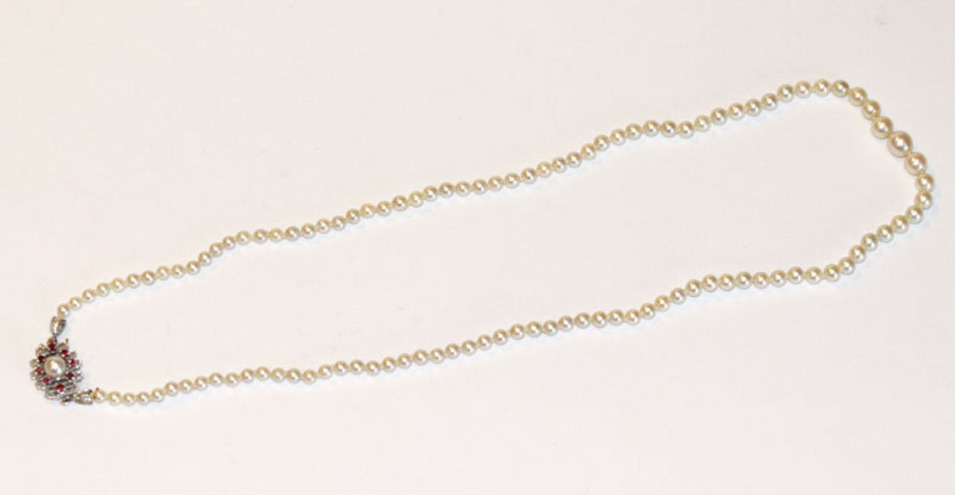 Perlenkette in Verlaufform mit 14 k Weißgoldschließe, besetzt mit Perle und 8 Rubinen, L 46 cm