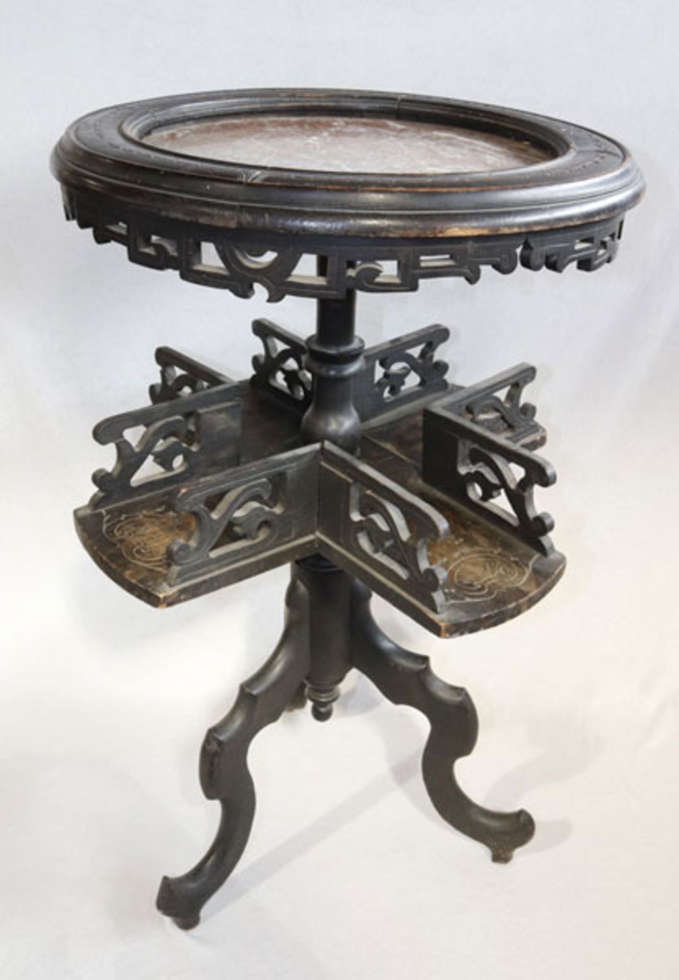 Spieltisch auf 3 geschwungenen Beinen, 4 Ablagen, Marmorplatte, teils beschnitzt, H 78 cm, D 50