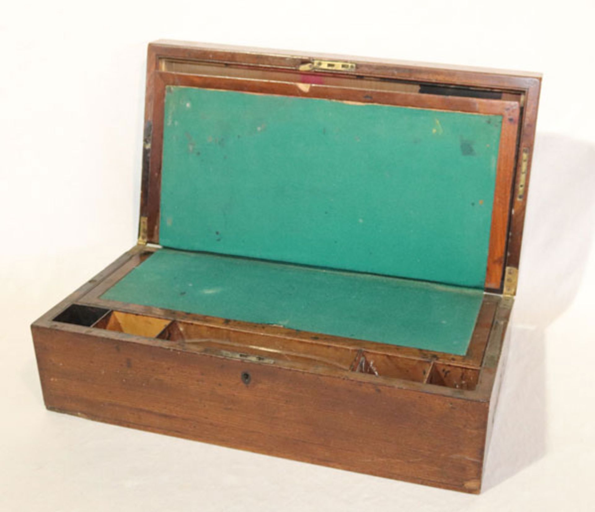 Tisch-Schreibpult, 19. Jahrhundert, Korpus aufklappbar, grüne Filzauflage, seitliche Metallgriffe, H