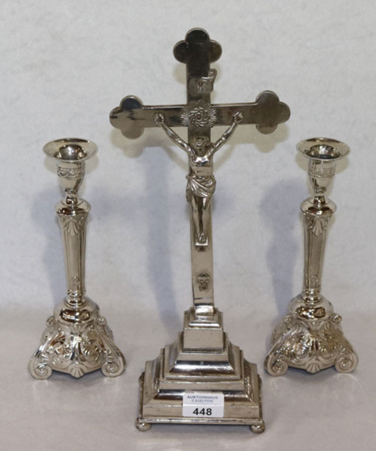 Paar Metall Kerzenleuchter, H 24 cm, und Standkreuz mit Korpus Christi, H 37 cm