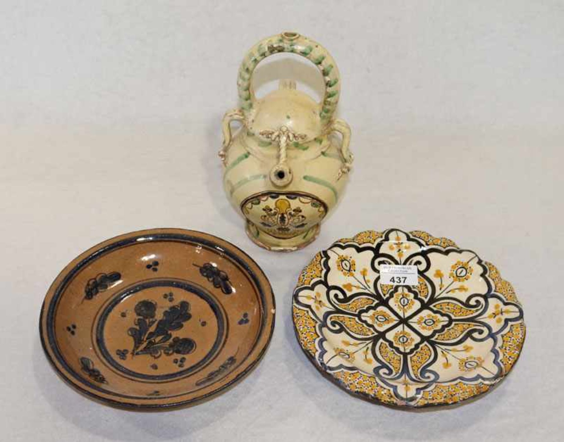 Keramik-Konvolut: 2 Schalen, D 22 cm, und Flasche, H 25 cm, D 15 cm, bemalt, Gebrauchs- und