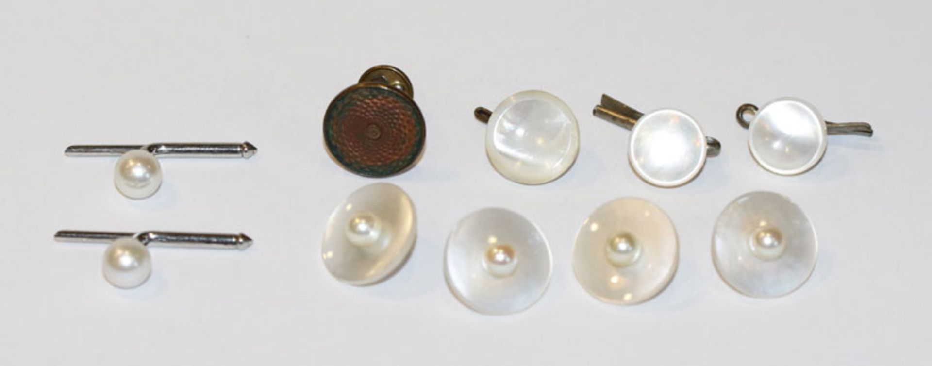 Konvolut von 2 Paar Manschettenknöpfen, 4 Perlmuttknöpfe mit Perle und Stecker, Tragespuren