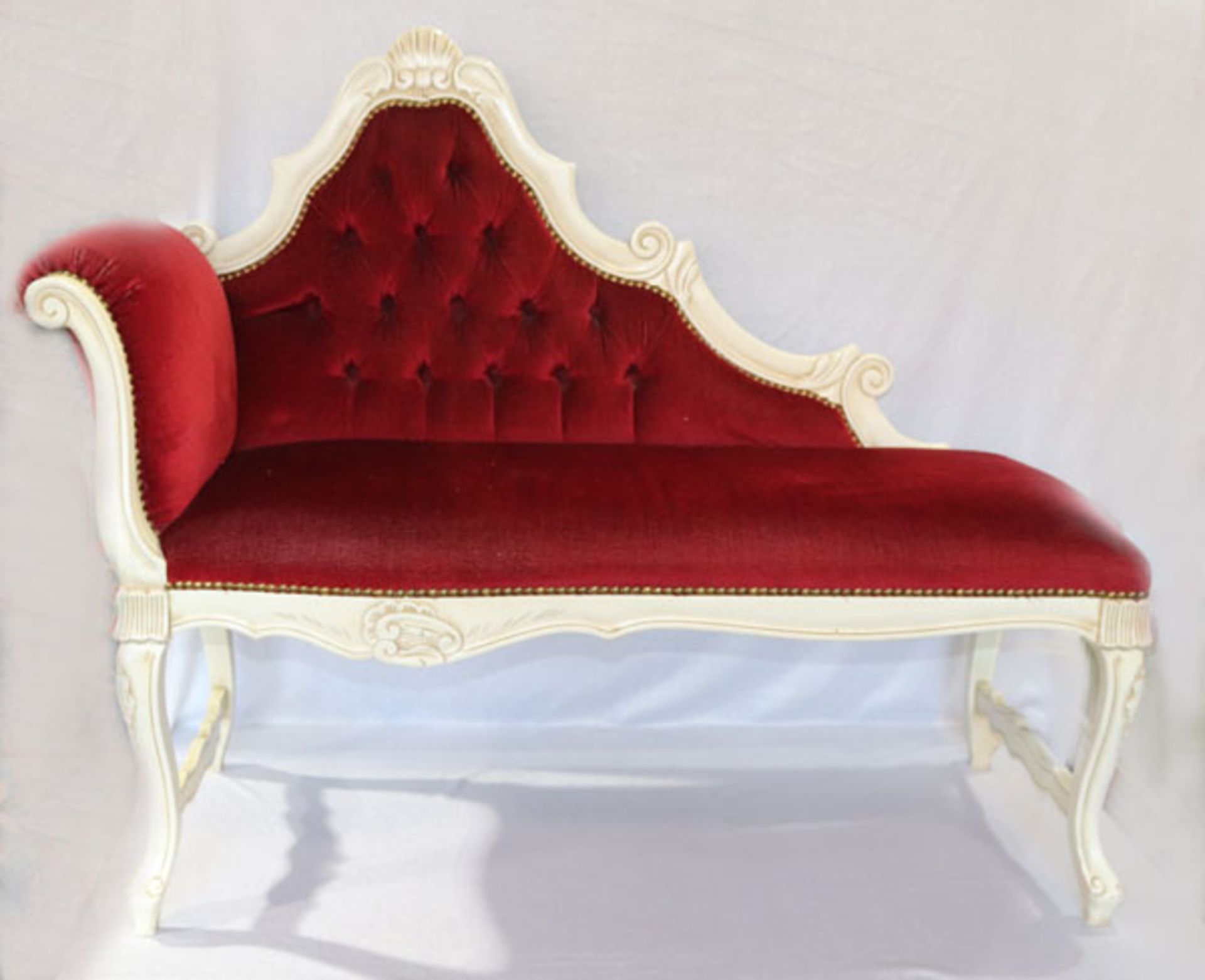 Sitzbank auf geschwungenen Beinen, Holzrahmen beige bemalt, gepolstert und rot bezogen, H 93 cm, B