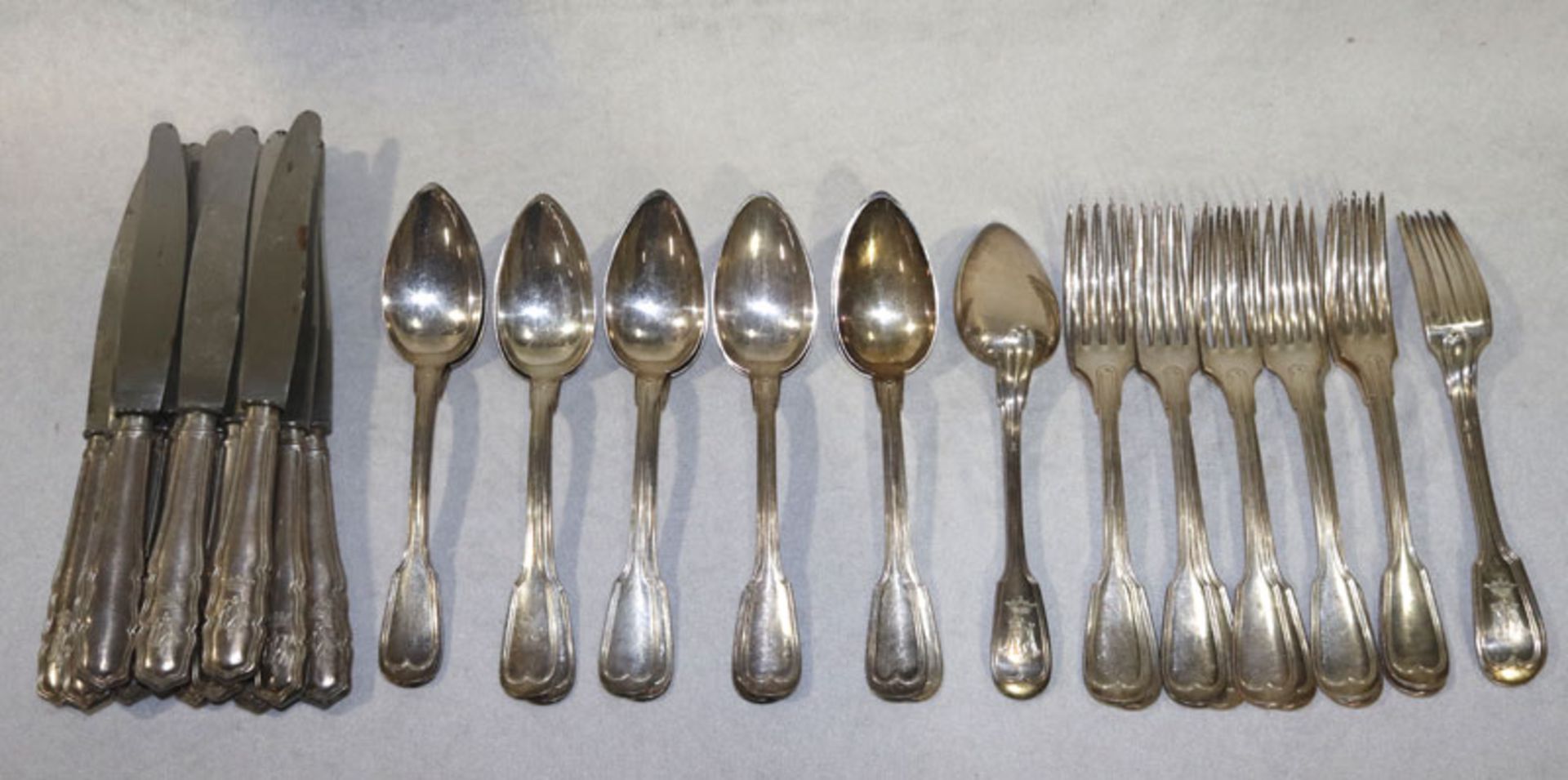Besteck-Konvolut: 12 Menü-Gabeln und Löffel, 800 Silber, 1600 gr., und 12 Messer, 13 Lot., alle