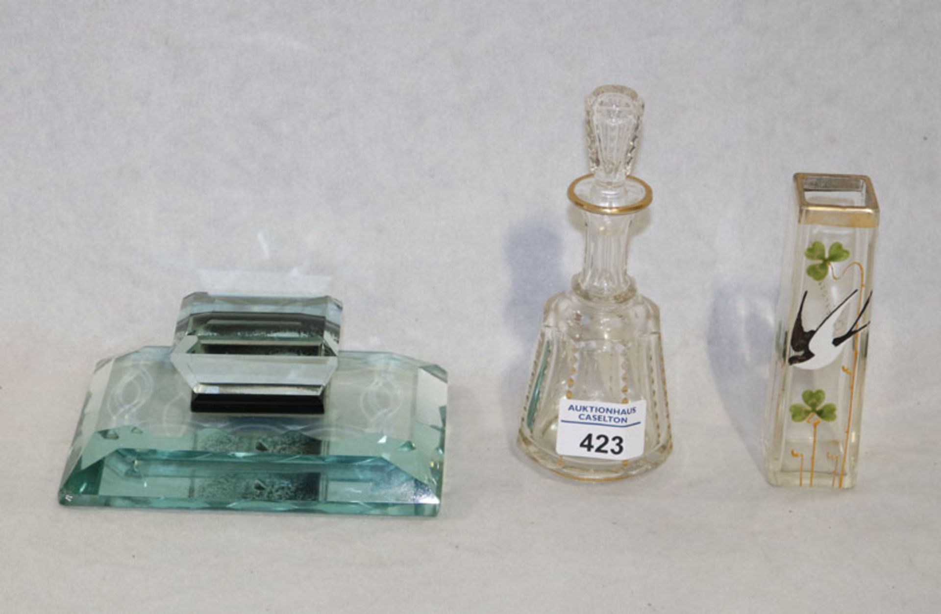 Konvolut: Glas Briefbeschwerer, Vase mit Vogel- und Kleeblattdekor, H 12,5 cm, beides bestossen, und