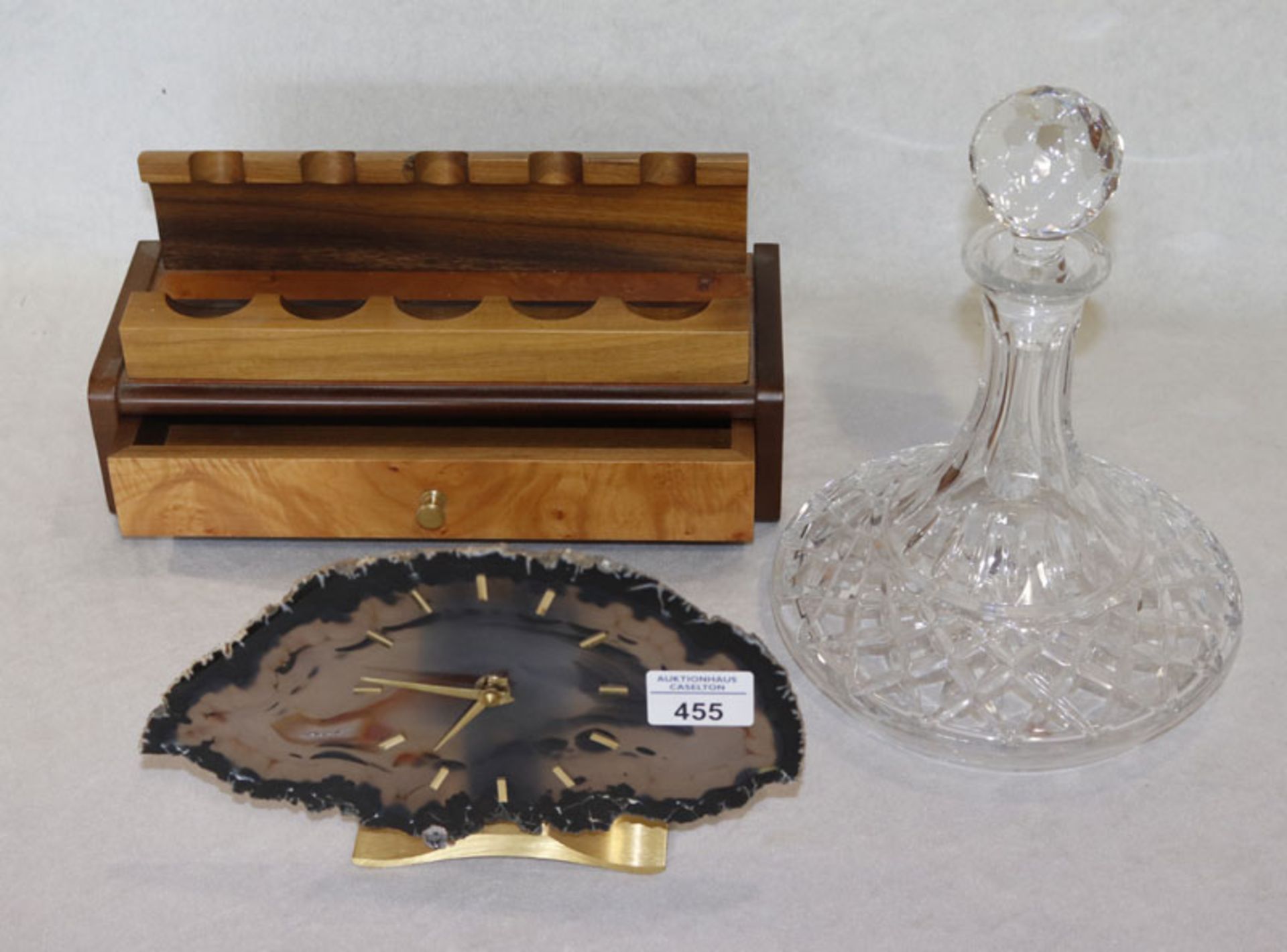 Konvolut: Tischuhr aus Achatscheibe, H 15 cm, B 25 cm, T 5 cm, Glas Weinkaraffe, H 25 cm, D 21 cm,