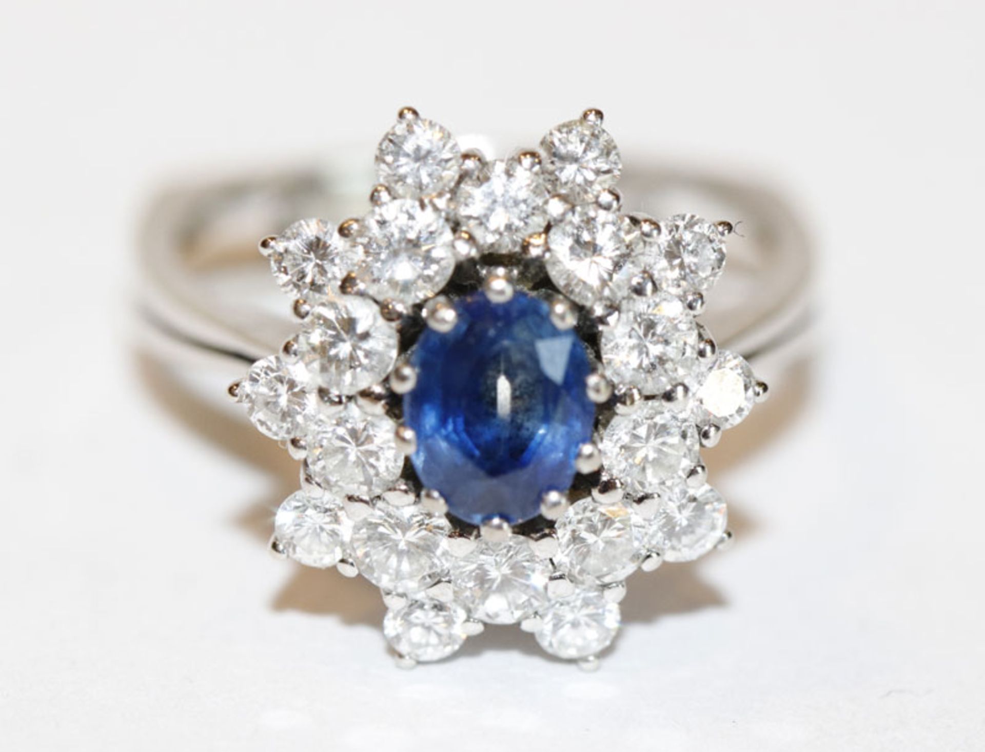 18 k Weißgold Ring mit Safir und 21 Diamanten zus. ca. 0,70 ct. Diamanten, tw/vsi, klassische