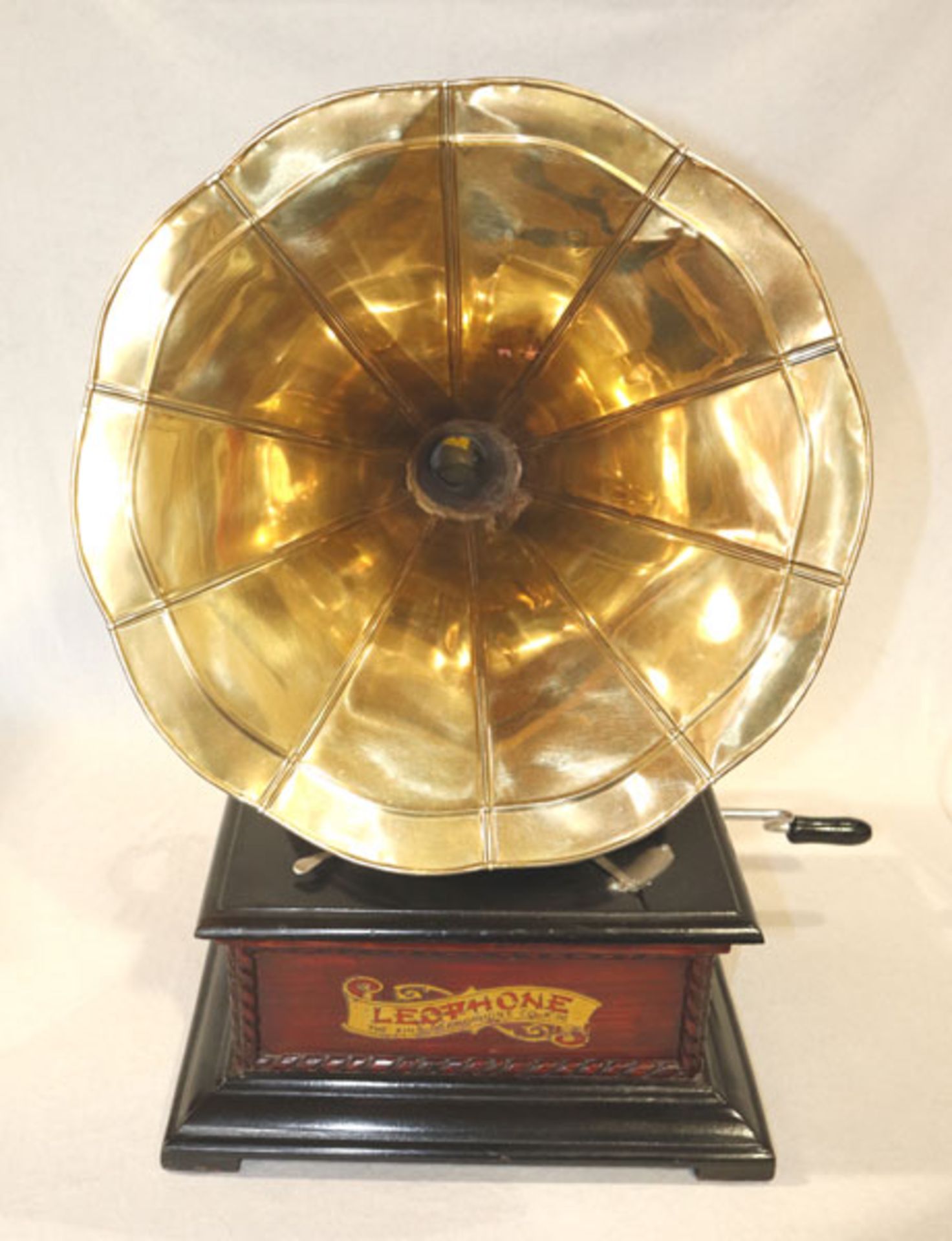 Grammophon mit Trichter, Leophone, mit diversen Platten, H 63 cm, B 50 cm, T 48 cm, Funktion nicht