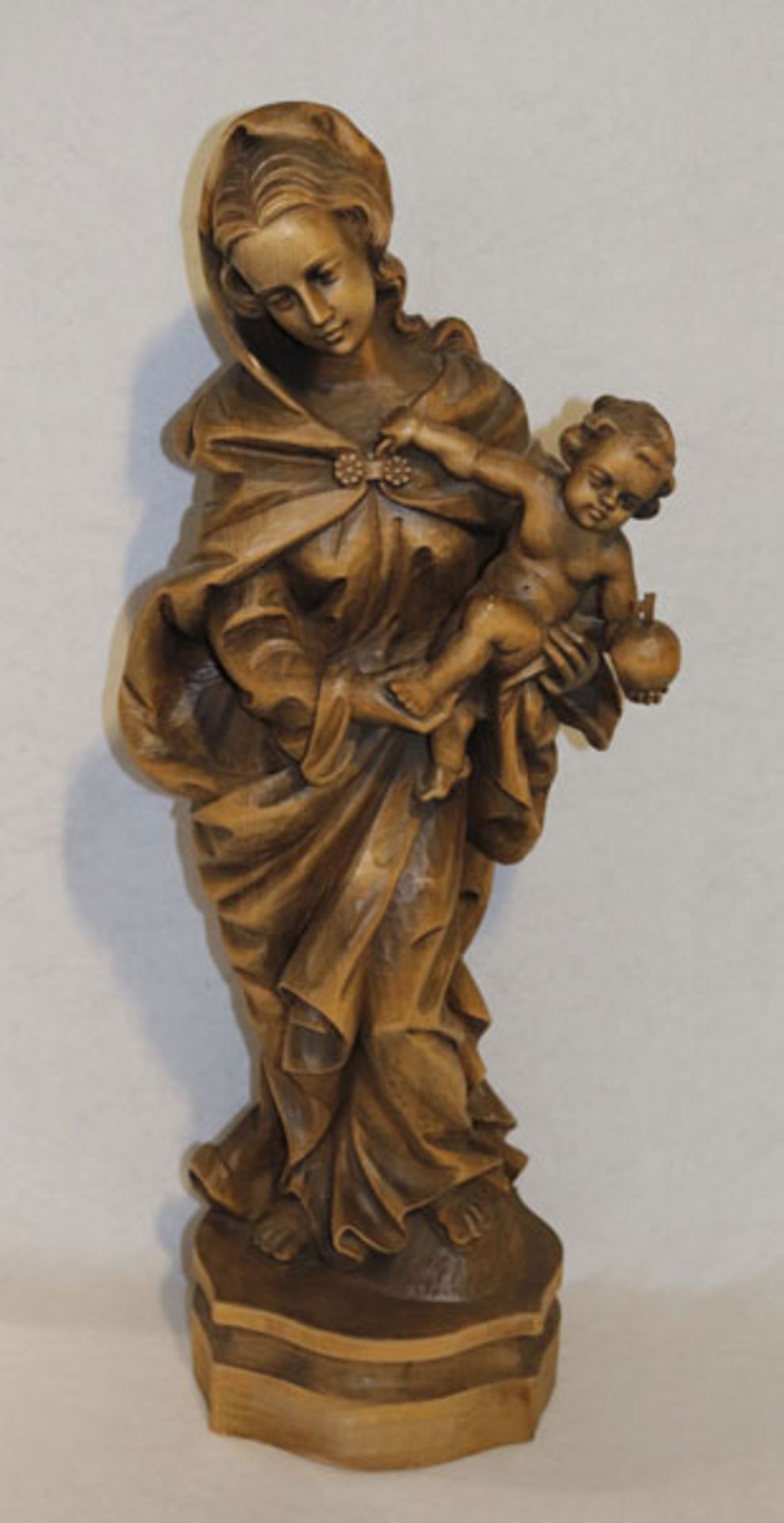 Holz Figurenskulptur 'Maria mit Kind', dunkel gebeizt, teils bestossen, H 69 cm, B 22 cm, T 18 cm