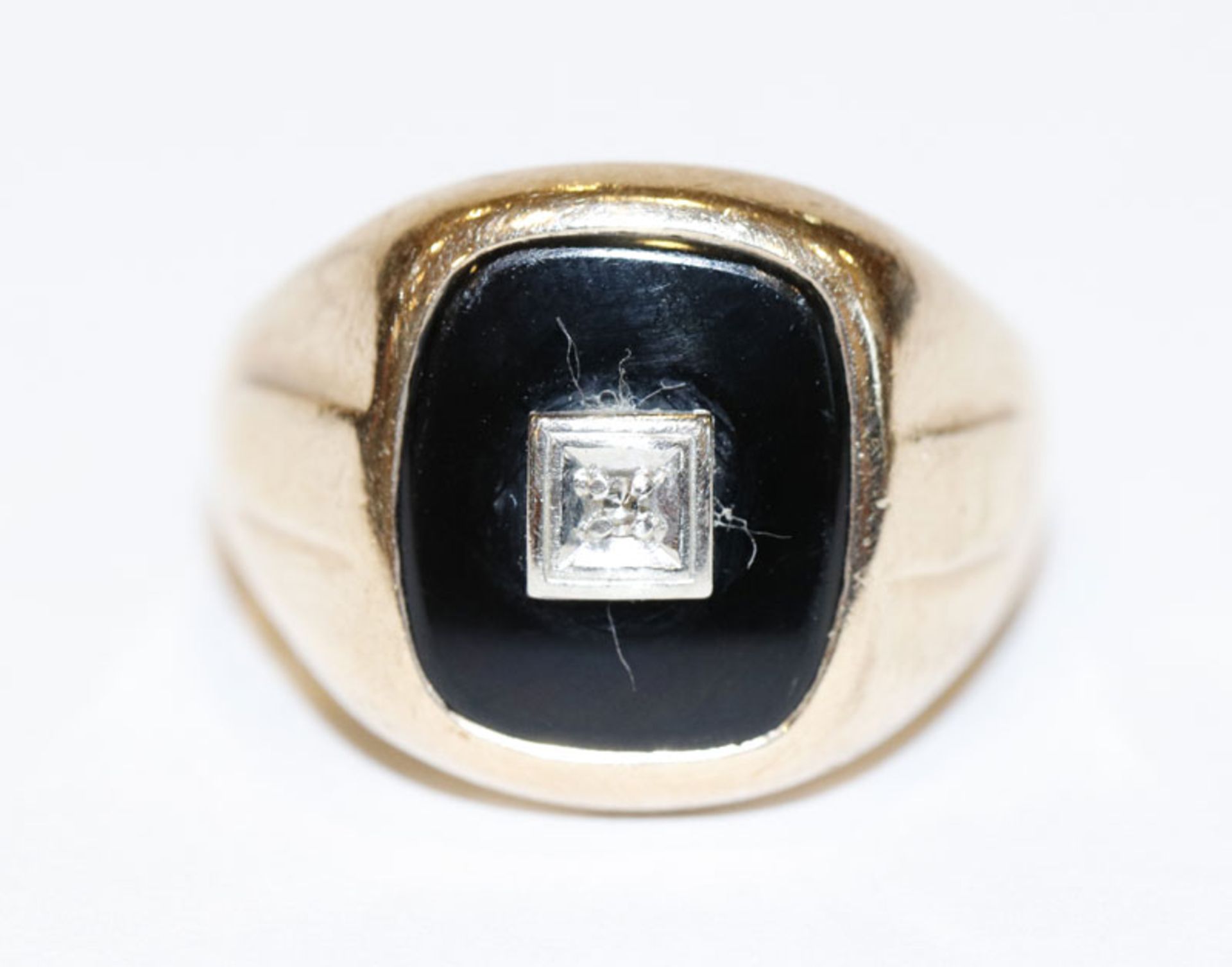 10 k (415 Gold USA), Herrenring mit Onyx und in Weißgold gefaßten Diamanten, 8 gr., Gr. 62