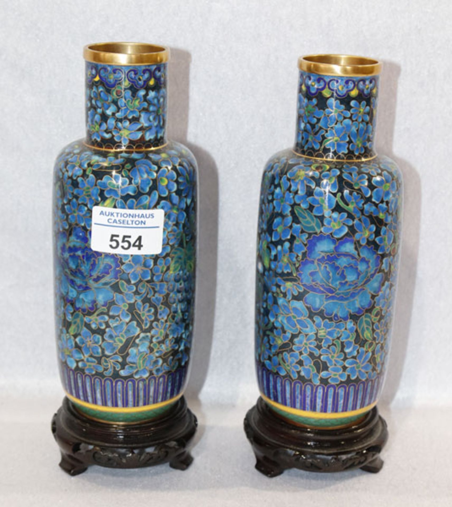Paar dekorative Cloisonné Vasen, blau/grünes Floraldekor, auf Holzsockel, H komplett 24 cm, D 9 cm