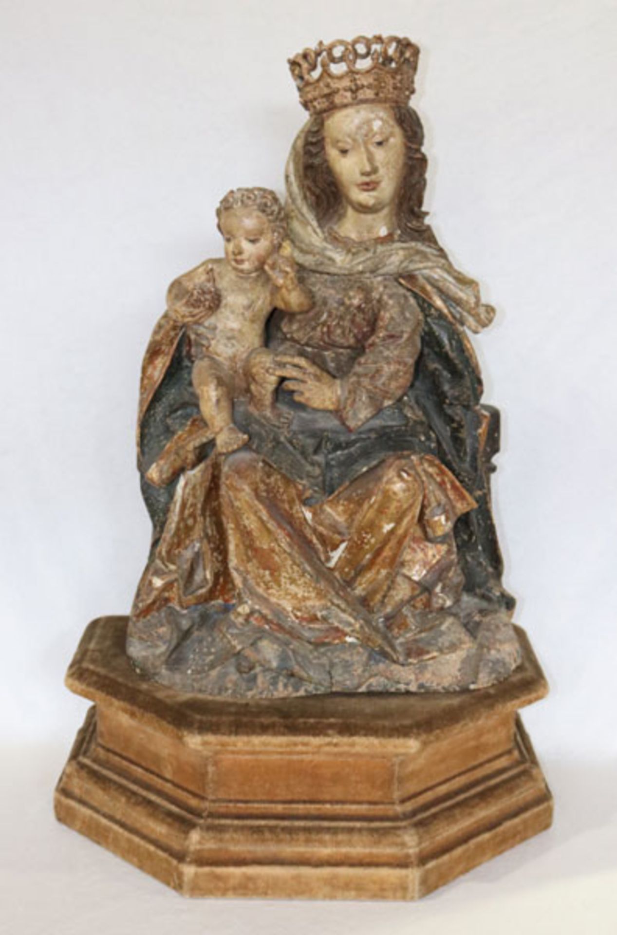Gotische Figurenskulptur 'Thronende Madonna mit Jesuskind', Madonna mit filigraner Krone sitzend auf