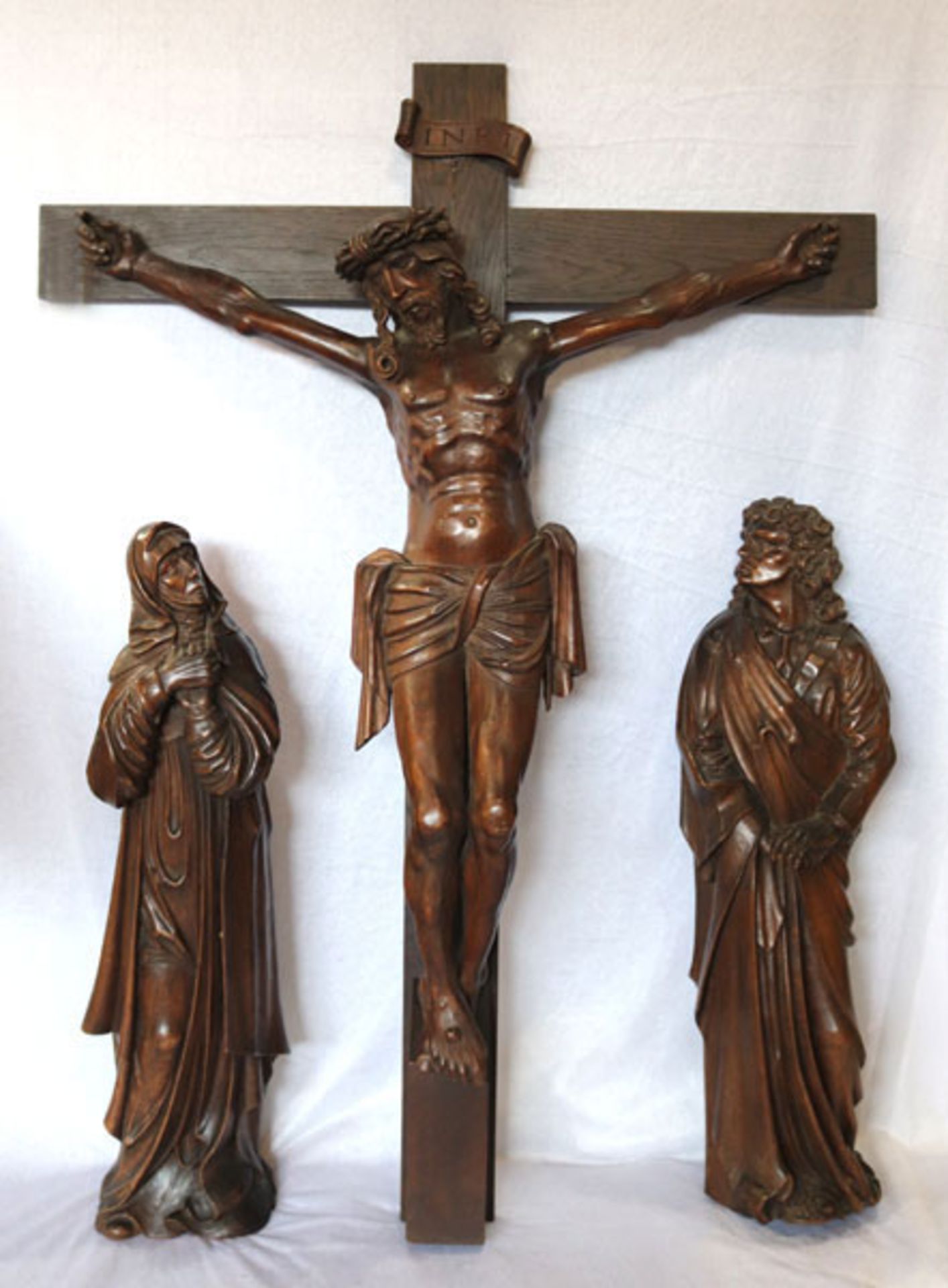 Kreuzigungsgruppe, Holzkreuz mit Korpus Christi, H 122 cm, B 86 cm, T 21 cm, und 2