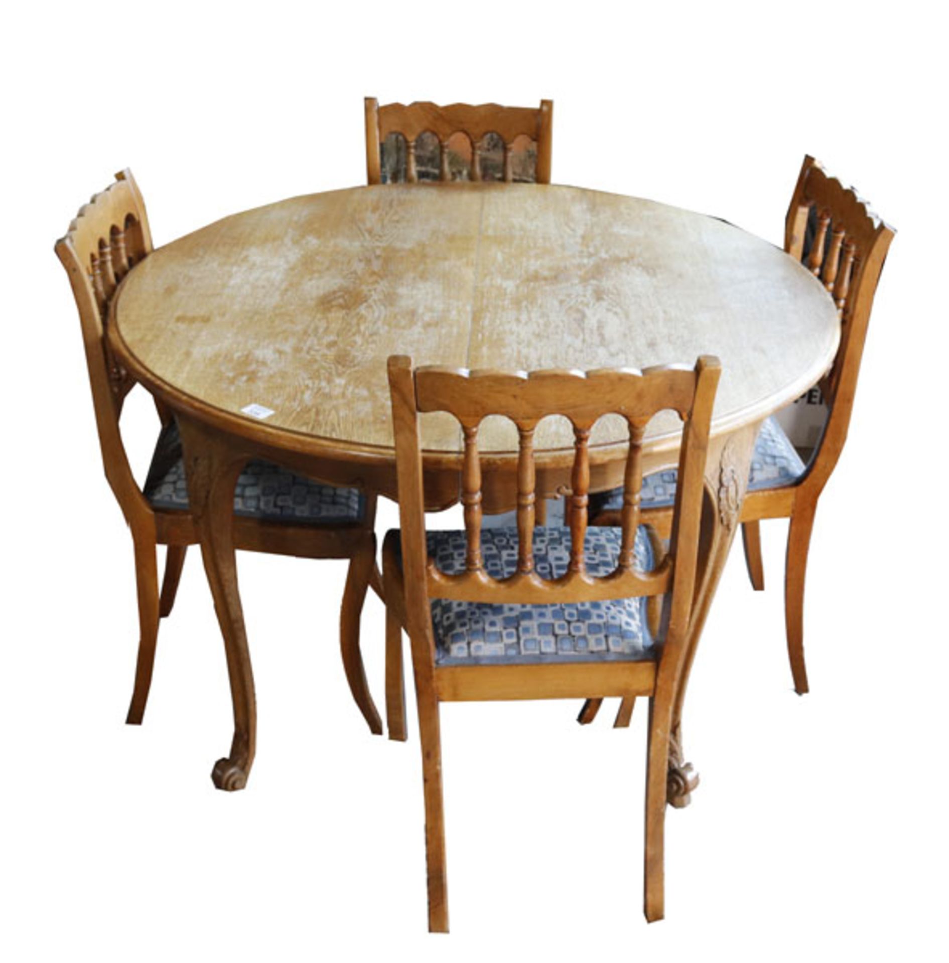 Runder Tisch auf leicht geschwungenen Beinen, teils beschnitzt, ausziehbar mit einer Einlegplatte, H