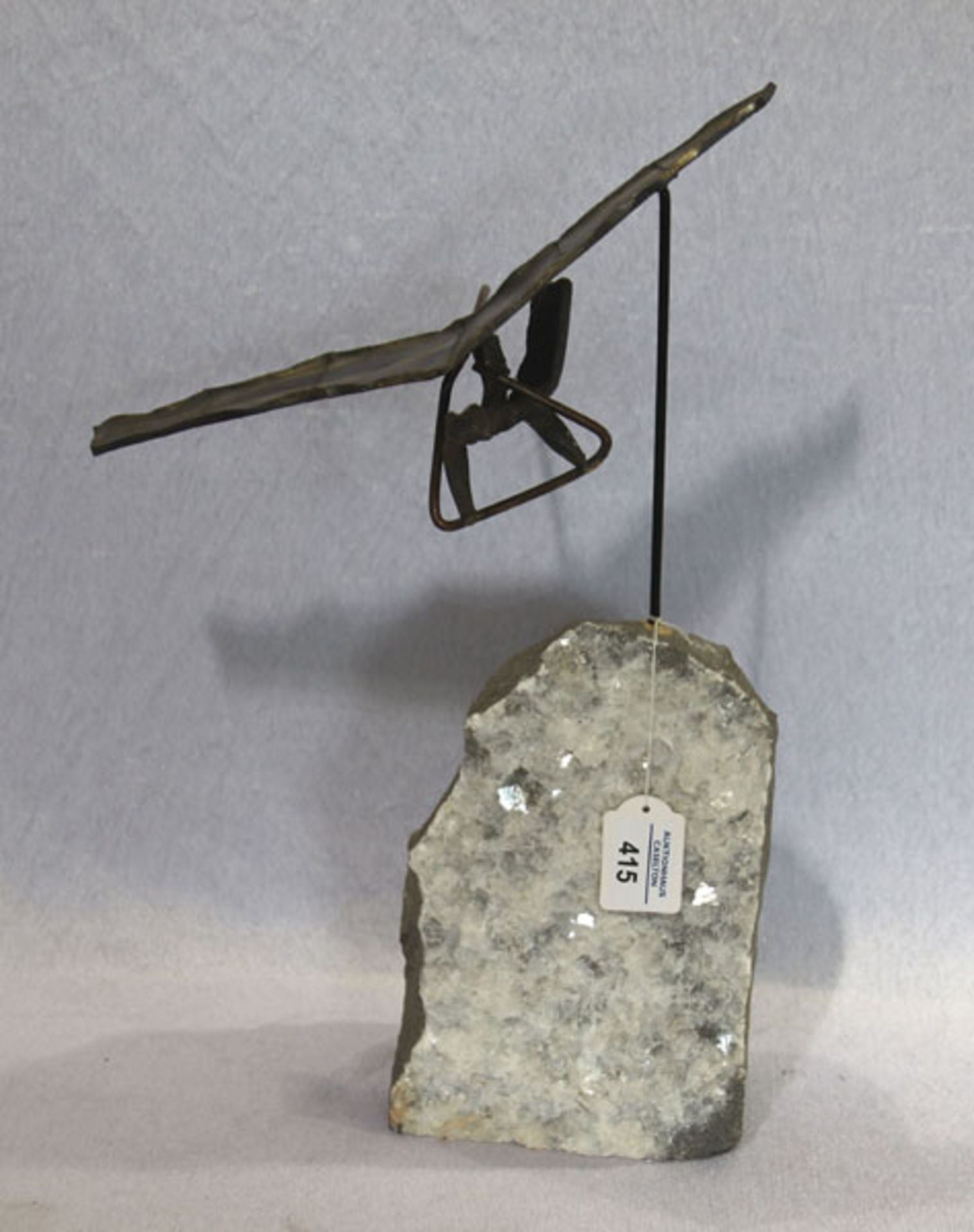Drachenflieger aus Metall auf Quarzstein montiert, H 43 cm, B 32 cm, T 14 cm, ausgefallene
