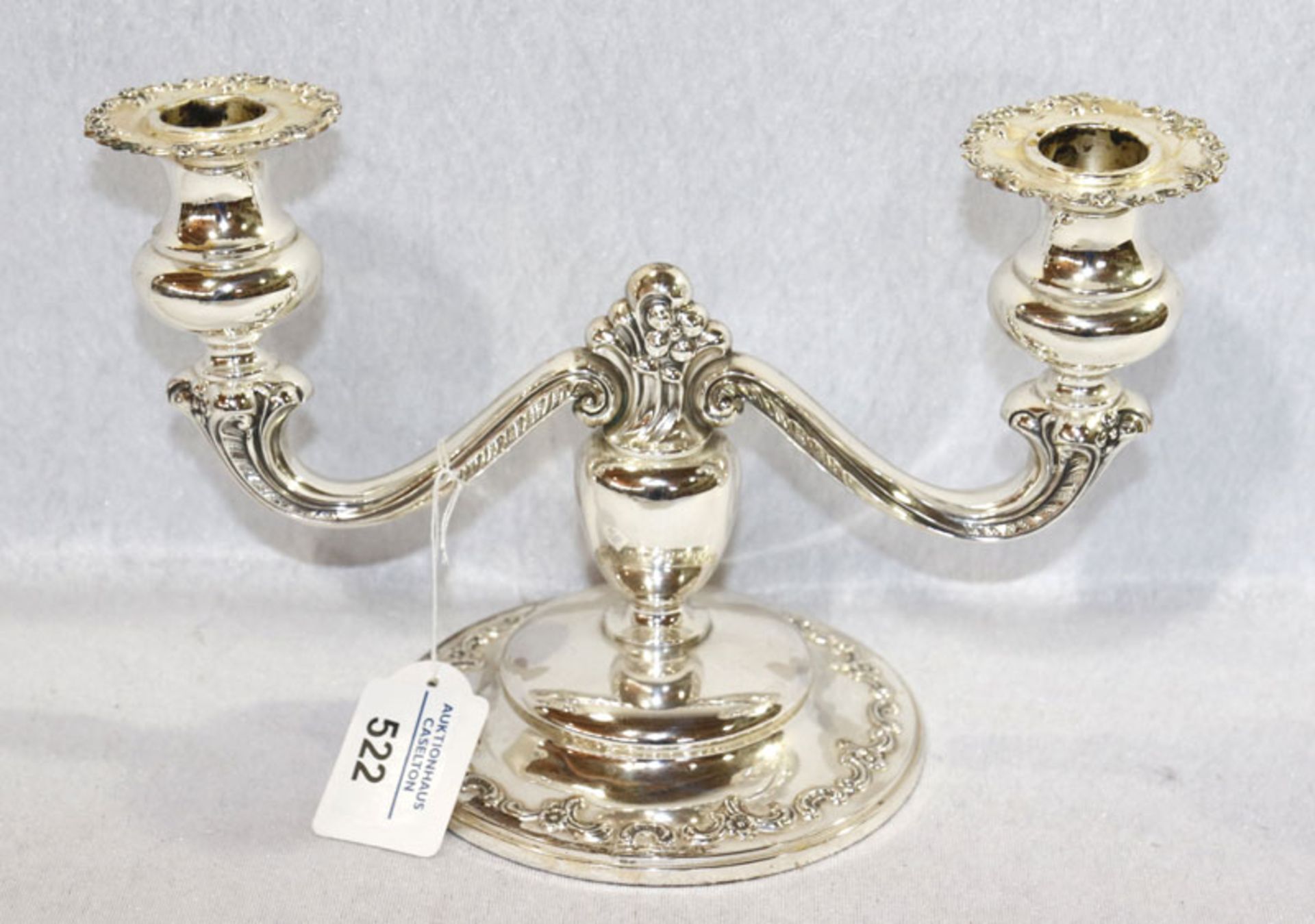 Kerzenleuchter, 2-armig, Sterlingsilber, 484 gr. mit Metallplatte, H 16 cm, B 26 cm, T 13 cm,