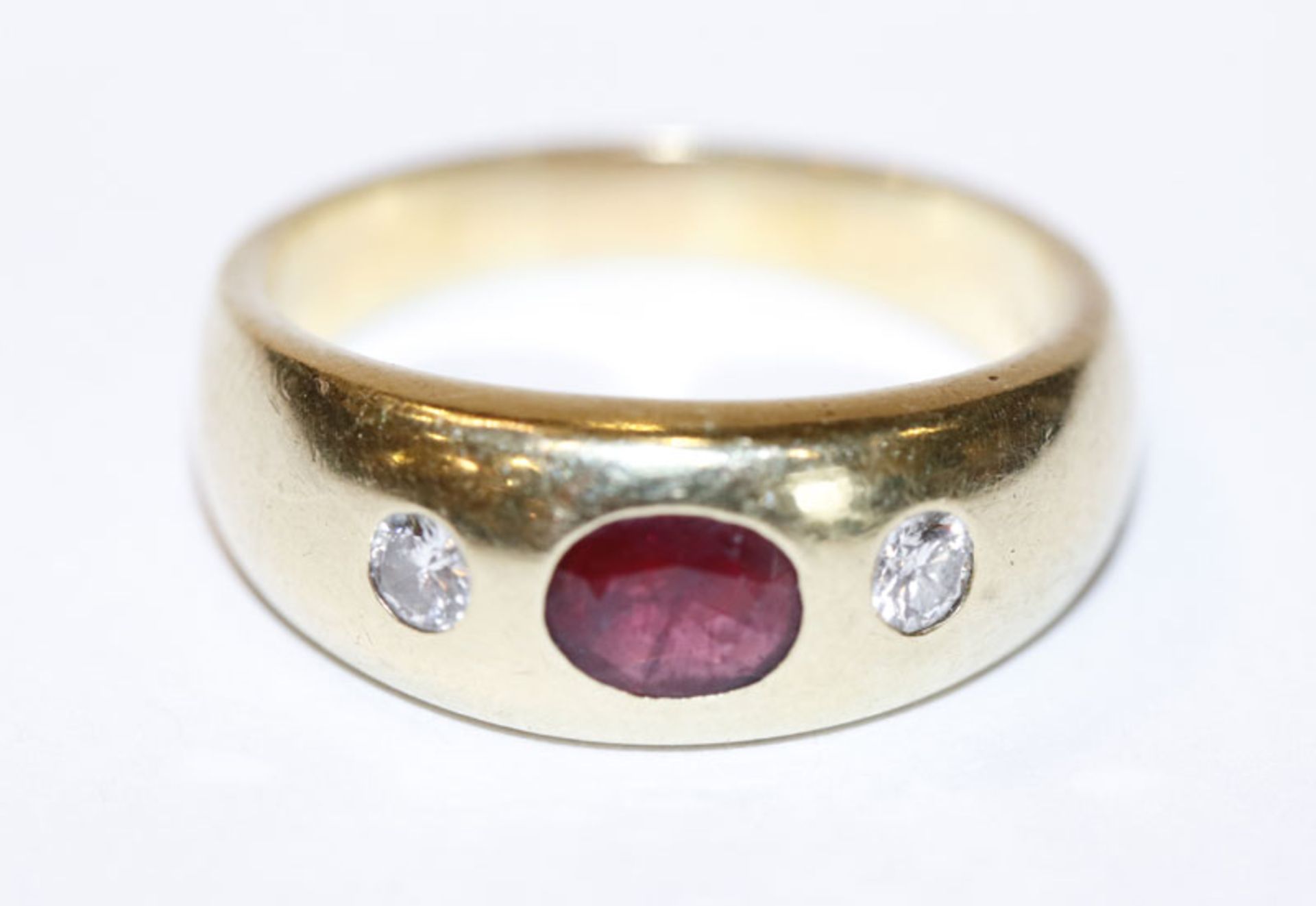 14 k Gelbgold Bandring mit Rubin und 2 Diamanten, 6,3 gr., Gr. 58