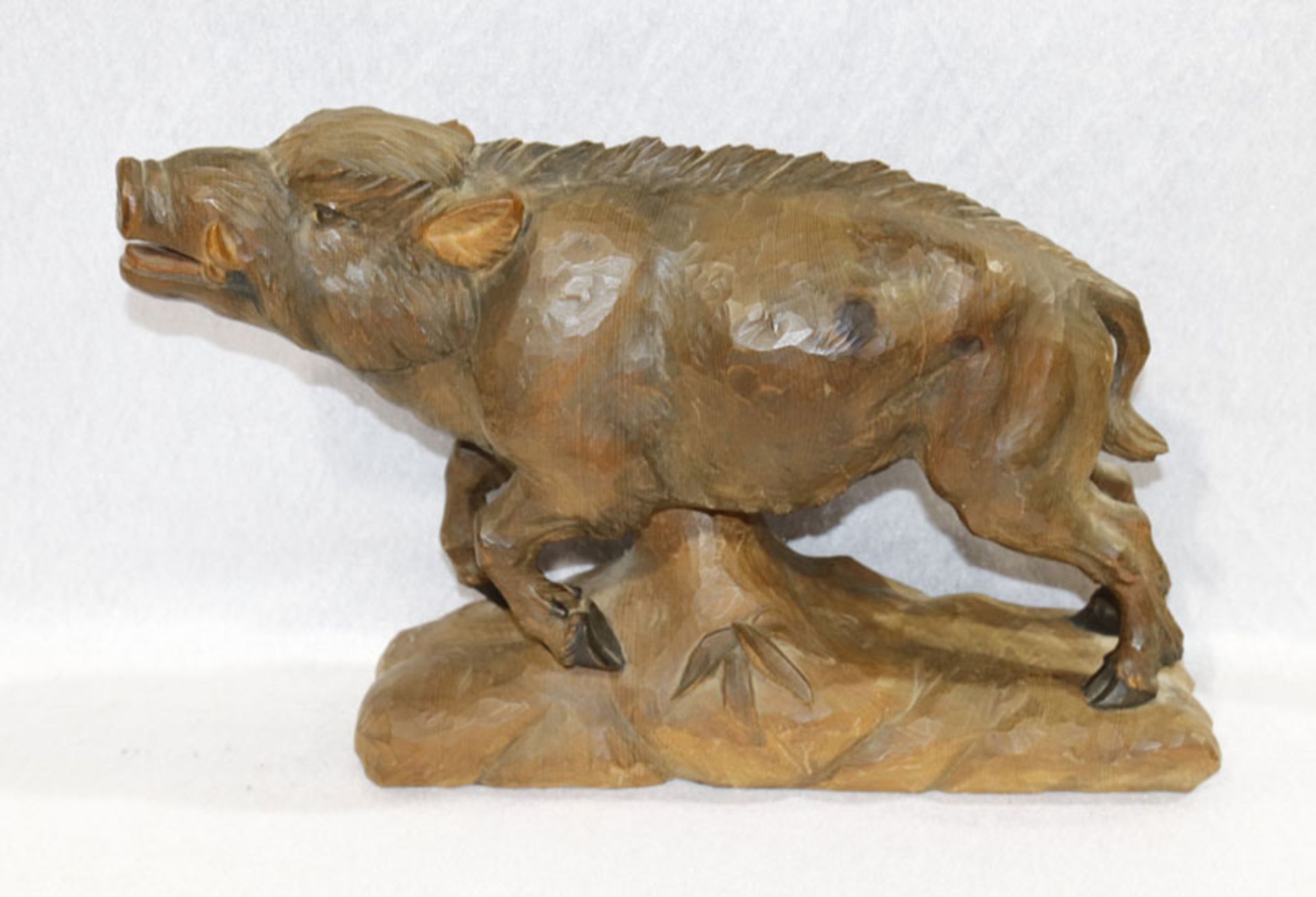 Holz Tierskulptur 'Wildschwein', gebeizt, am Boden beschriftet Wanderpreis, H 22,5 cm, L 38 cm, B 11