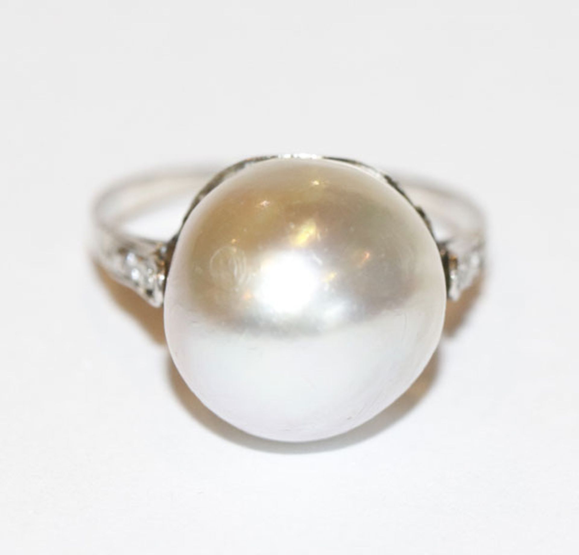 18 k (geprüft) Weißgold Ring mit Perle und 6 Diamanten an der Ringschiene, Gr. 53