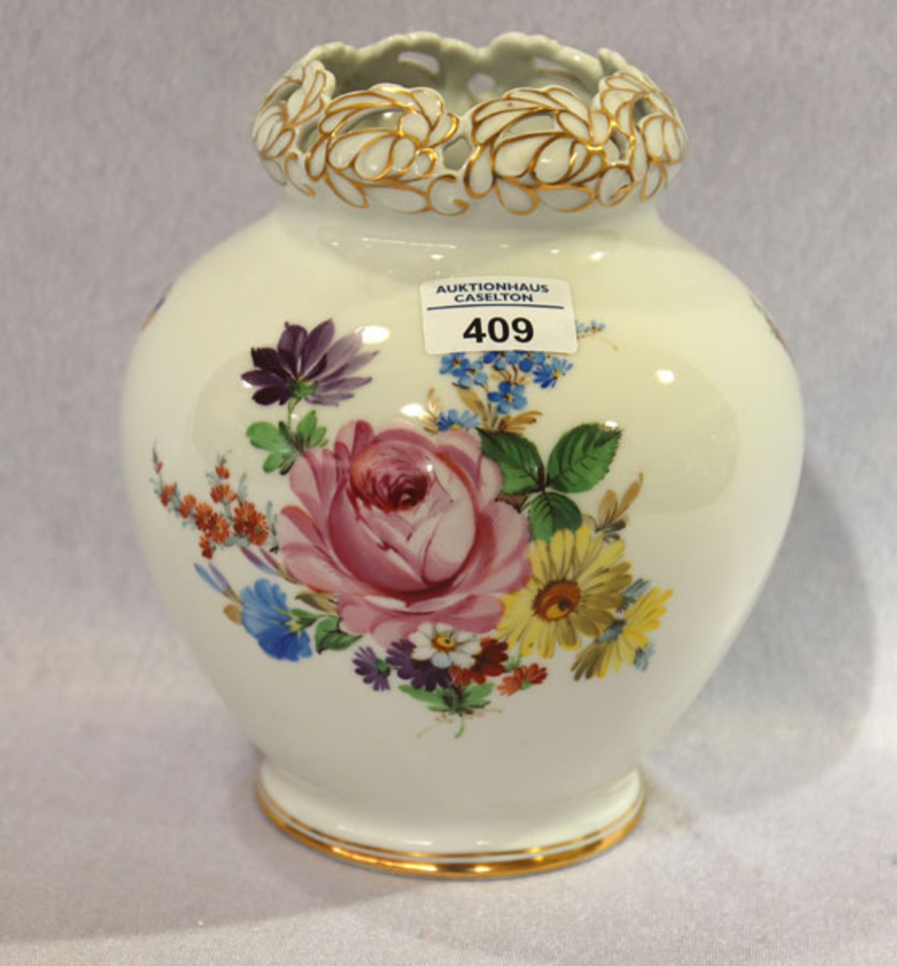 Fraureuth Blumenvase mit handbemaltem Blumen- und Golddekor, leicht bestossen, H 22 cm, D 19 cm