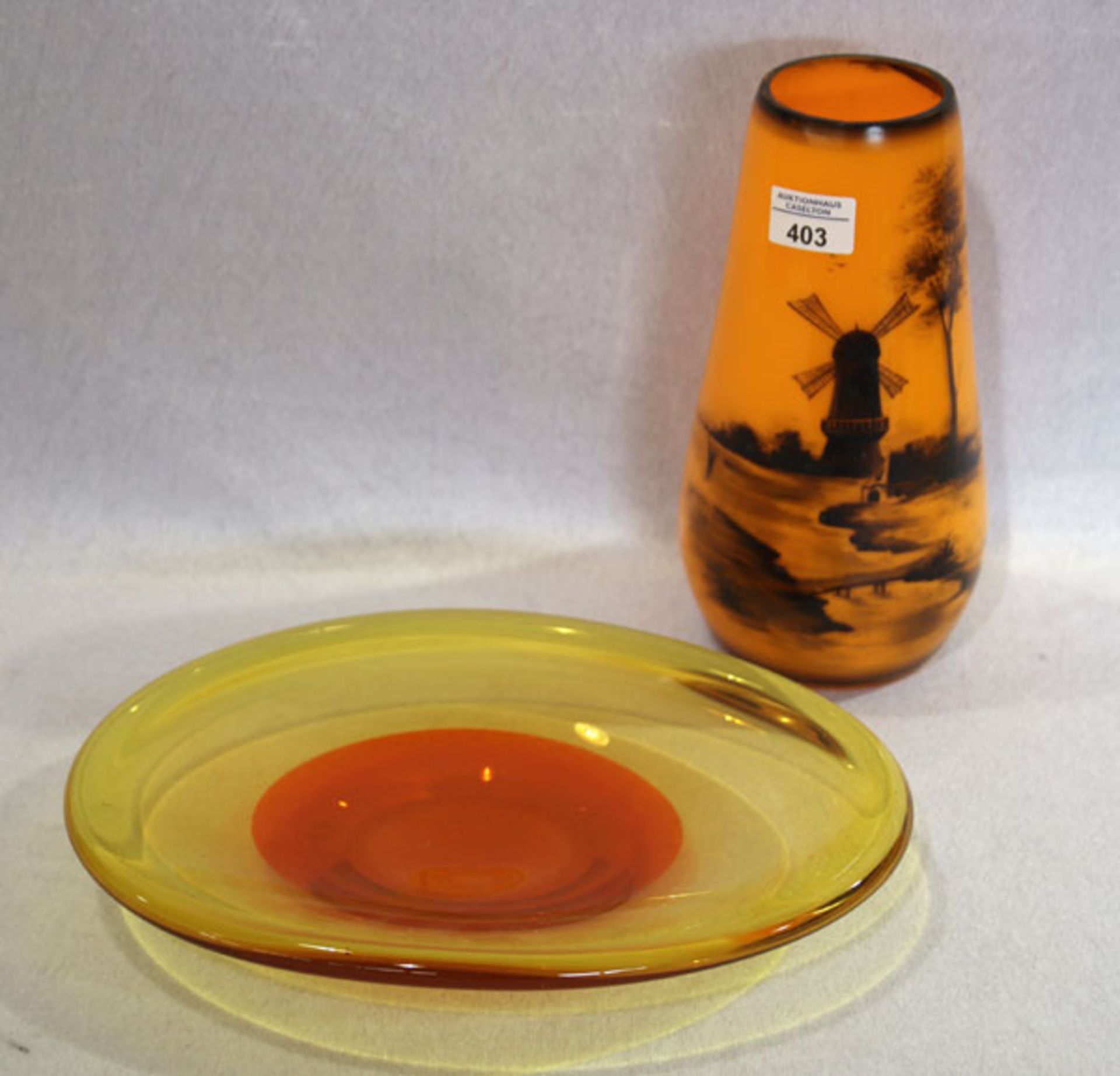 Glasvase, orange mit Windmühlendekor, H 27 cm, D 14 cm, und ovale Glasschale, gelb/orange, H 5 cm, B