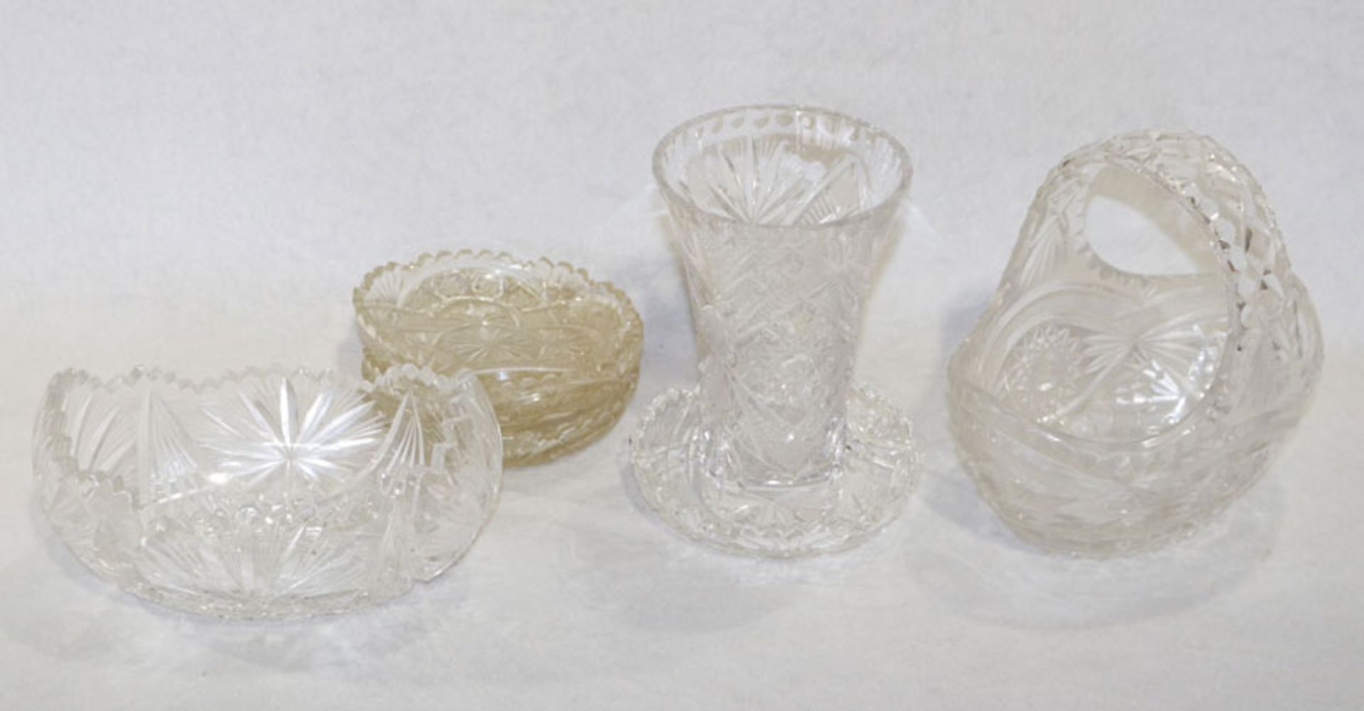 Kristallglas-Konvolut: Vase, H 18,5 cm, D 12 cm, Henkelschale, H 19 cm, ovale Schale, H 10 cm, und 4
