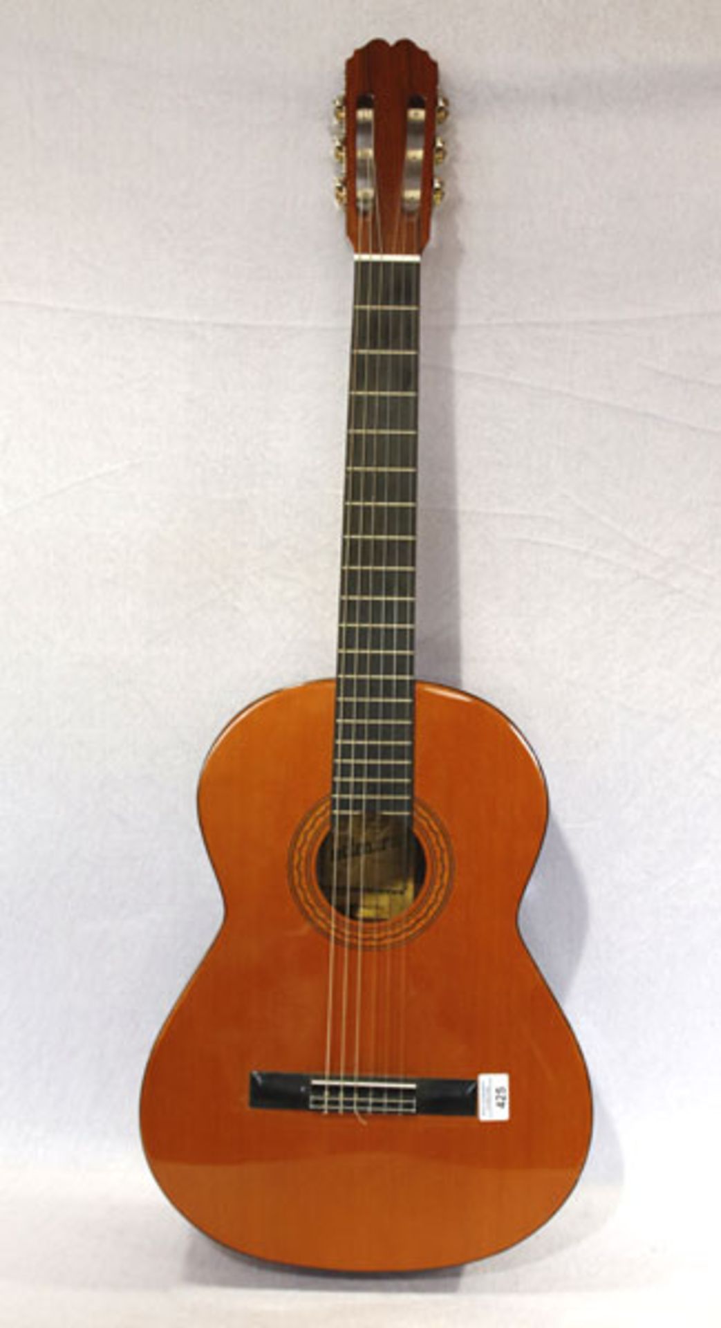 Gitarre, Modell Monica, Firma Admira, Spanien, bespielt, H 102 cm, B 37 cm, T 10 cm