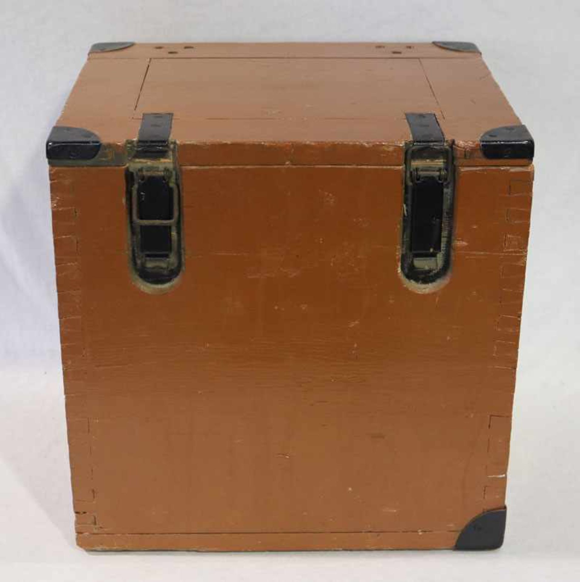 Holzkiste mit Metallbeschlägen, H 40 cm, B 40 cm, T 34 cm, Versand per Spedition