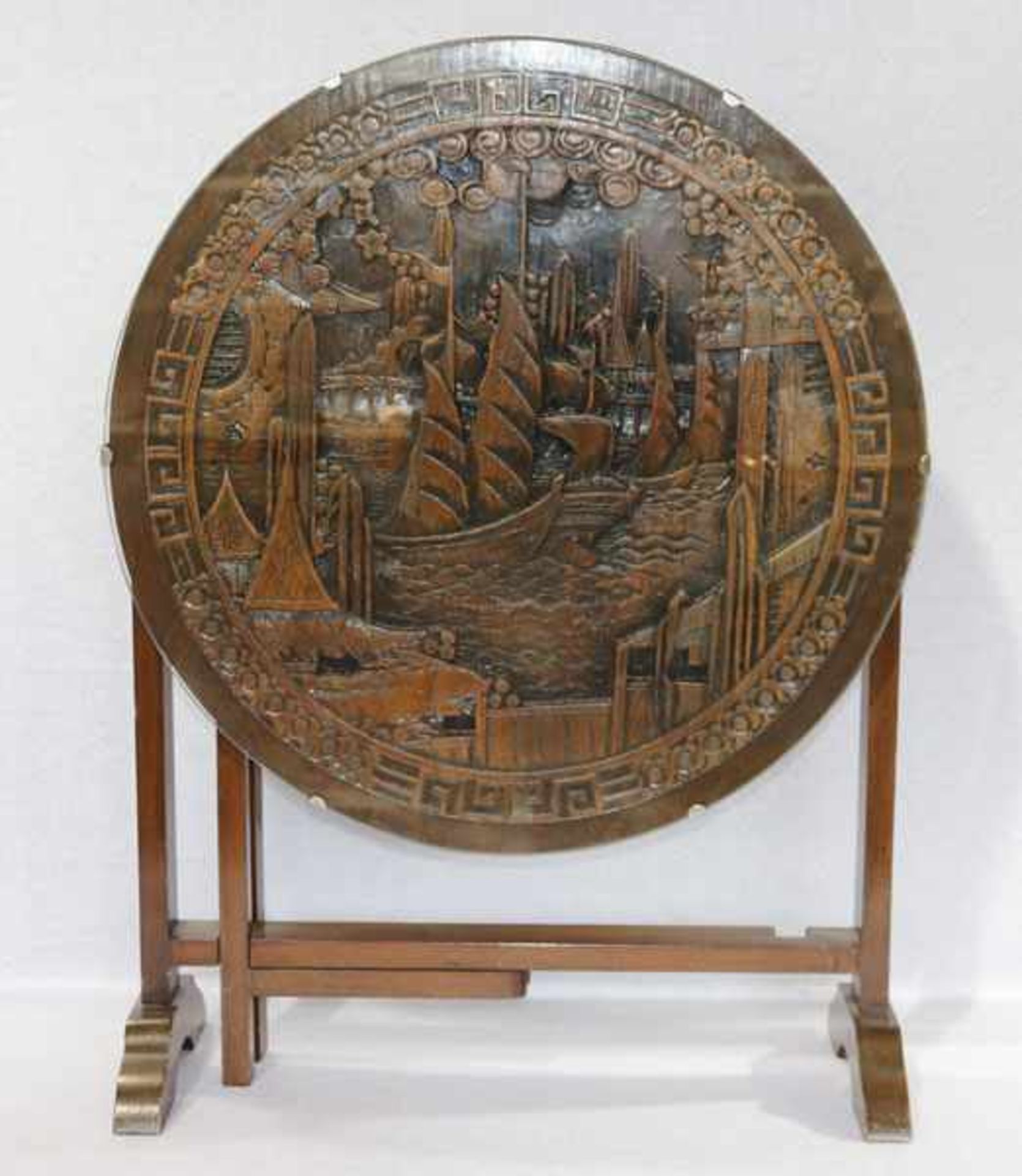 Runder Klapptisch, geschnitzte Tischplatte mit Schiffsmotiv und Glasplatte, H 52 cm, D 60 cm,