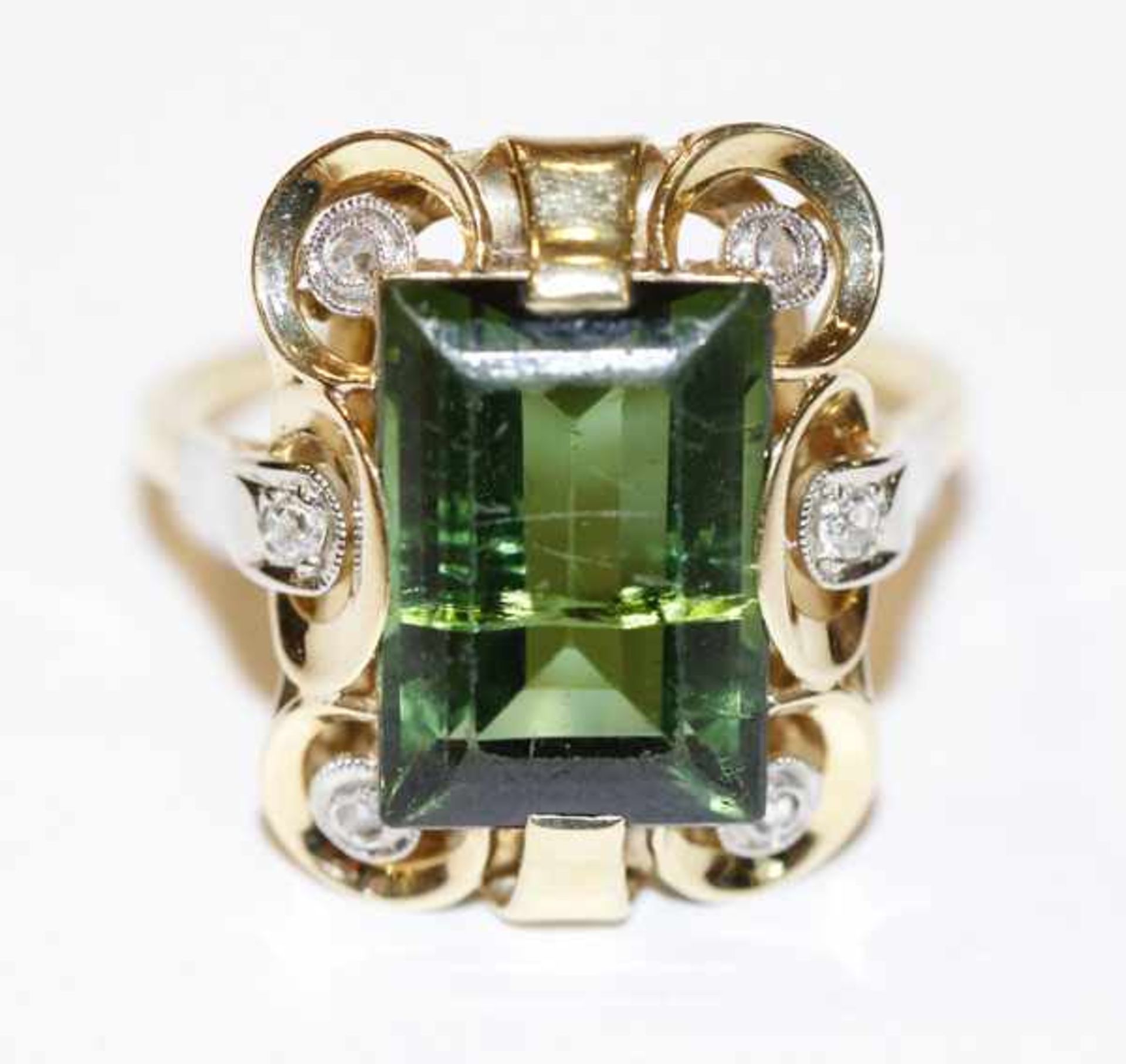 14 k Gelbgold Ring mit grünem Turmalin und 6 Diamanten, Turmalin hat einen Riss, 5,1 gr., Gr. 59