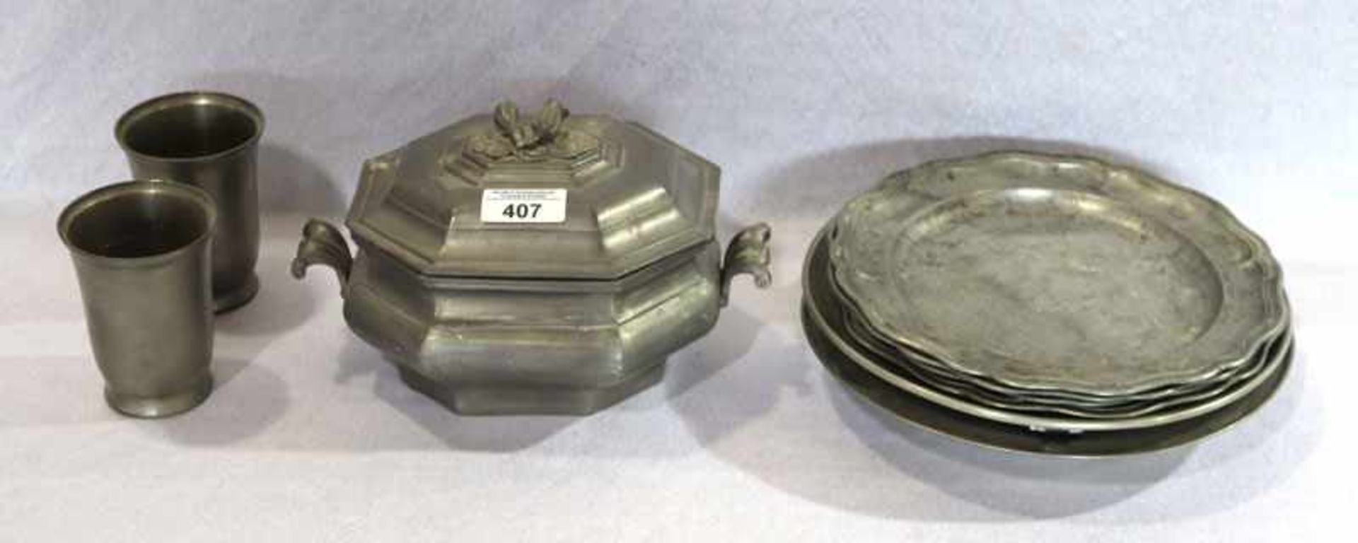 Zinn-Konvolut: 4 Teller, 2 Keramikteller mit Zinnrand, Terrine, 2 Schnapsbecher, 2 Becher und 4