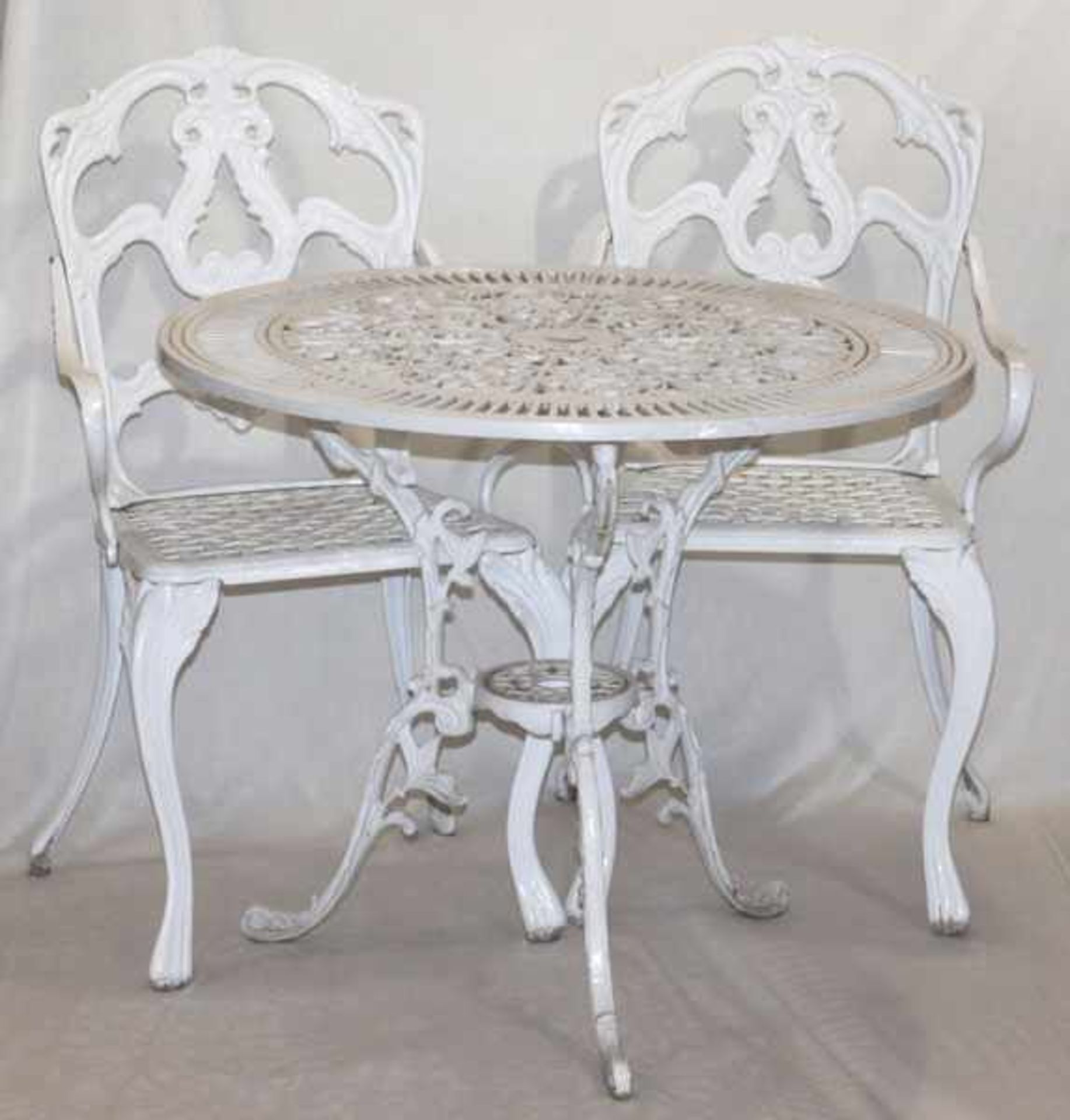 Eisen-Gartengarnitur, weiß bemalt, runder Tisch, H 68 cm, D 80 cm, und 3 Armlehnstühle, H 90 cm, B
