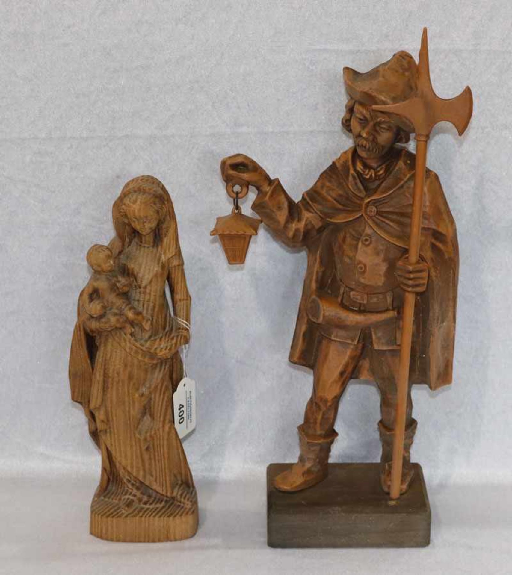 Holz Figurenskulptur 'Maria mit Kind', gebeizt, H 29 cm, und Gußfigur 'Nachtwächter', H 42 cm